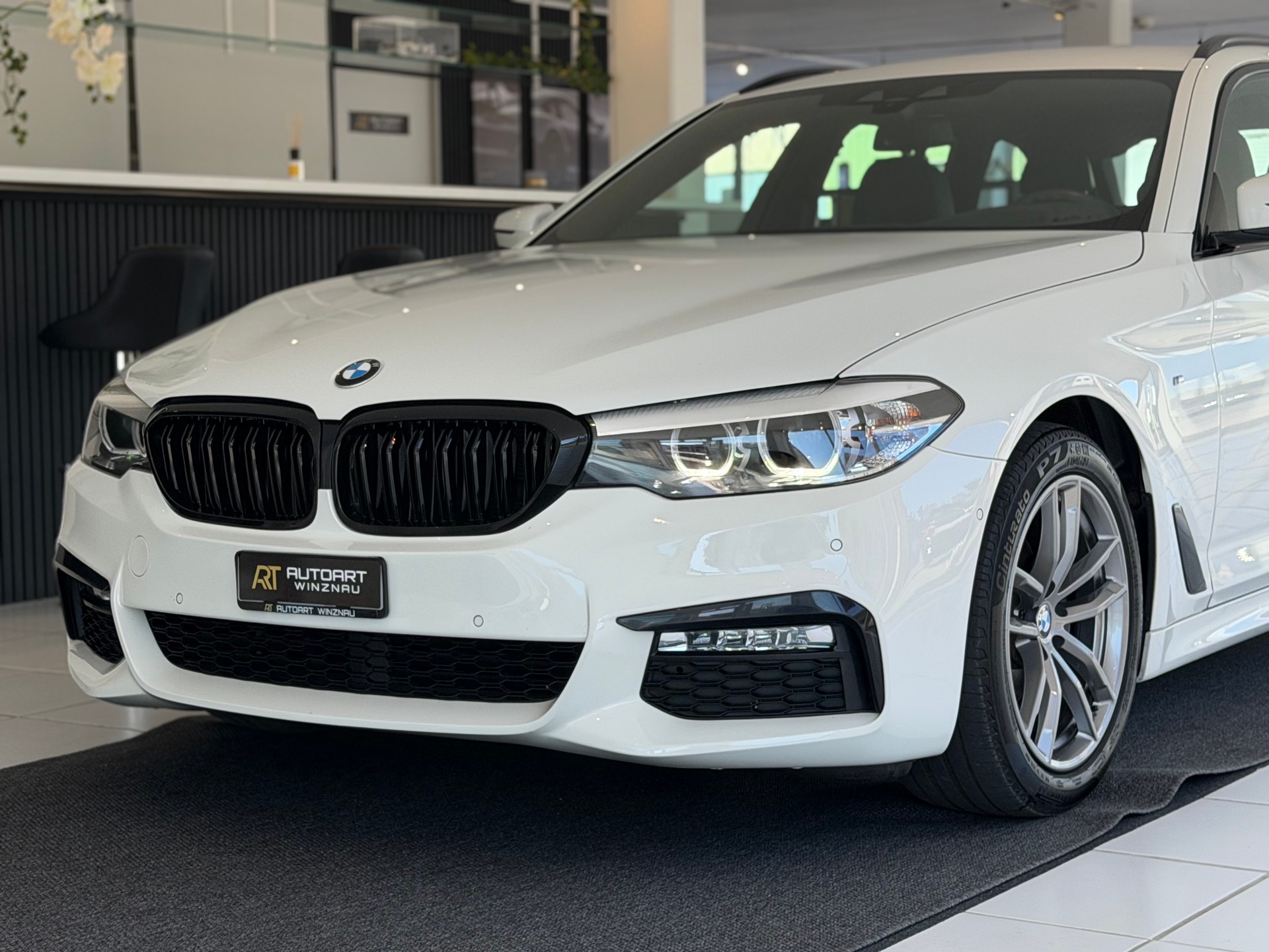 BMW 520d xDrive M Sport Touring Steptronic **Frisch ab MFK**-showroom-element-1