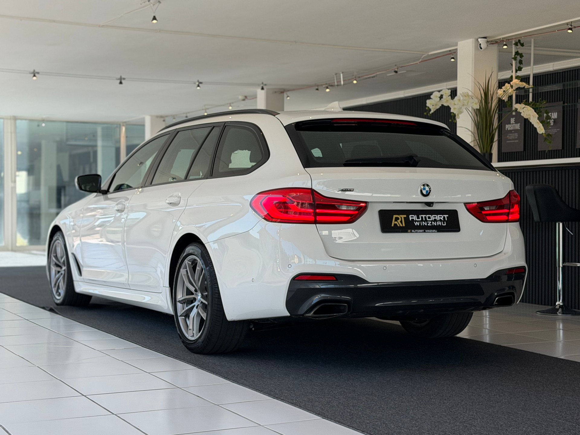 BMW 520d xDrive M Sport Touring Steptronic **Frisch ab MFK**-image-8