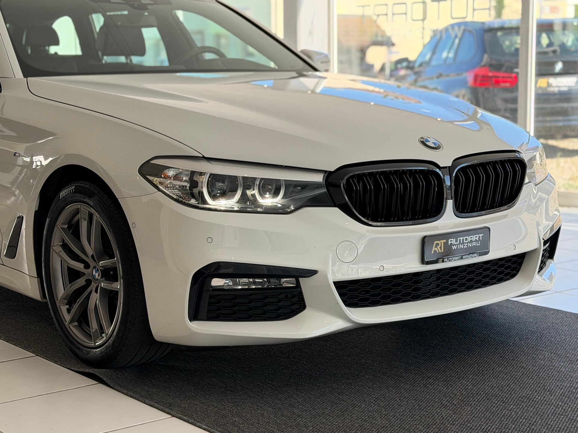 BMW 520d xDrive M Sport Touring Steptronic **Frisch ab MFK**-showroom-element-3