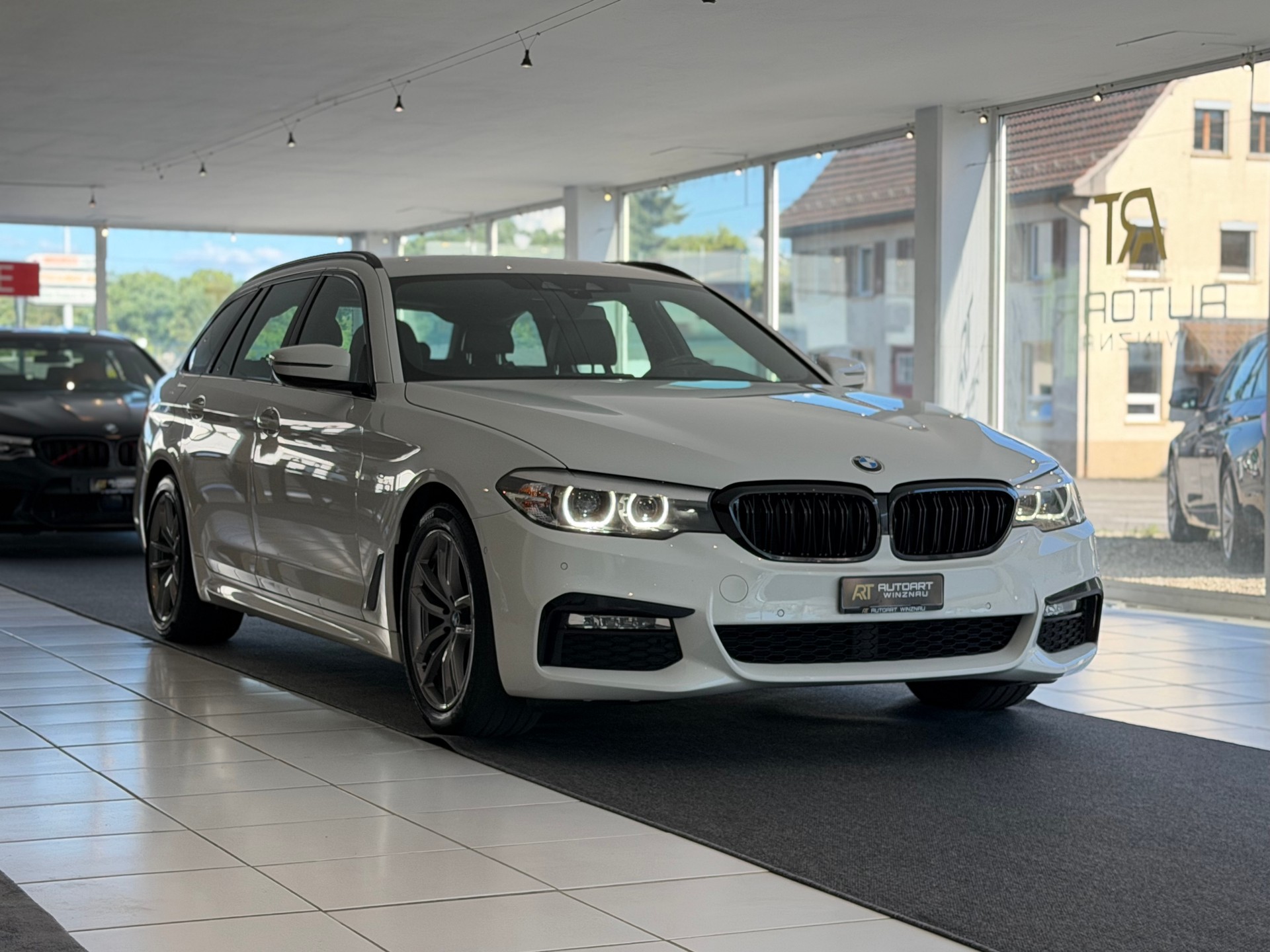 BMW 520d xDrive M Sport Touring Steptronic **Frisch ab MFK**-showroom-element-2