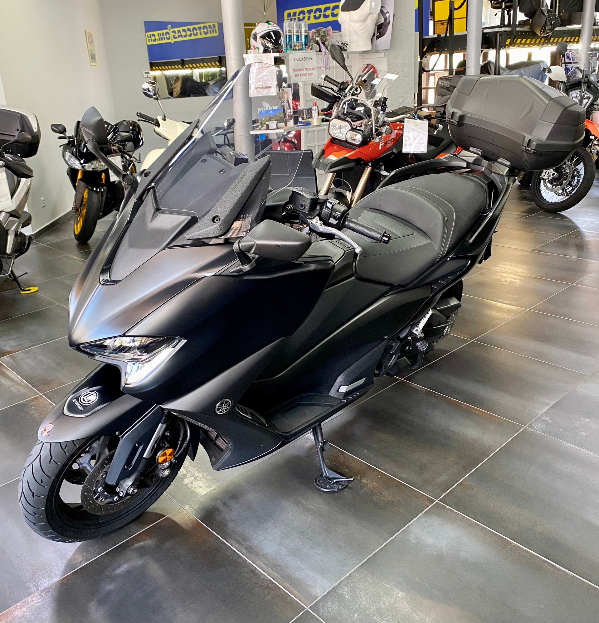 YAMAHA T-MAX XP 560-image-2