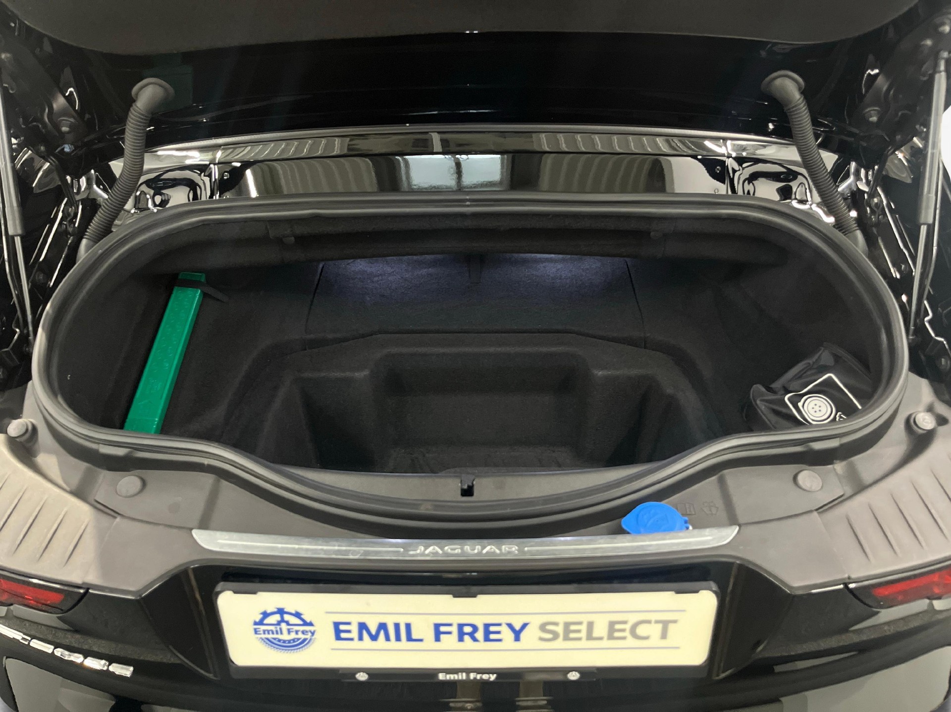 JAGUAR F-Type Convertible 2.0 R-Dynamic-image-11