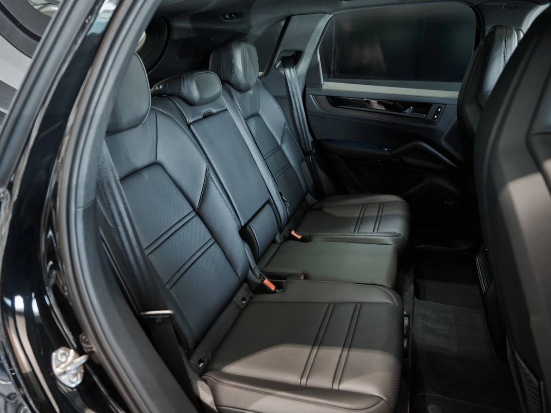 PORSCHE Cayenne Black Edition-image-17