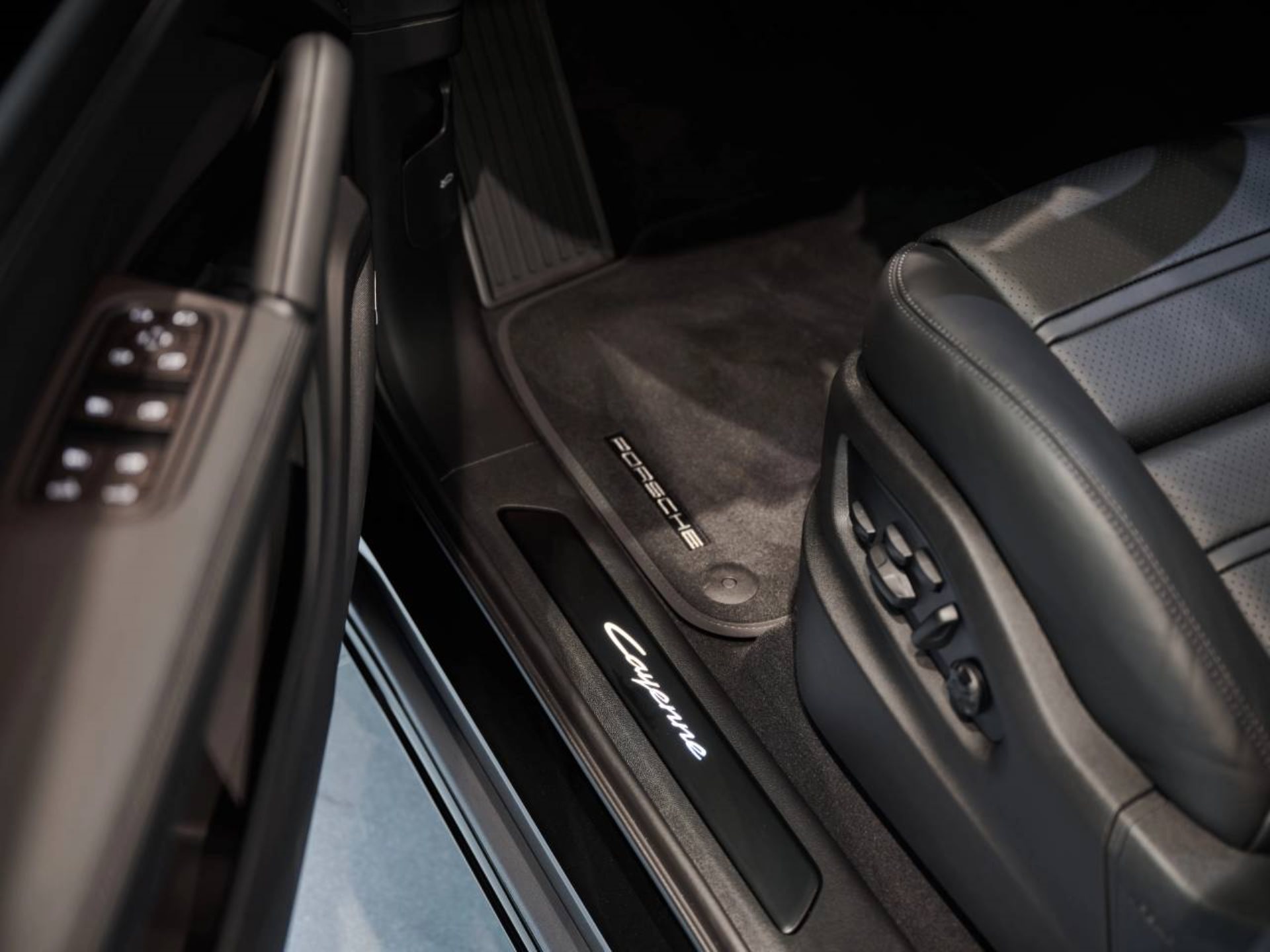 PORSCHE Cayenne Black Edition-image-19