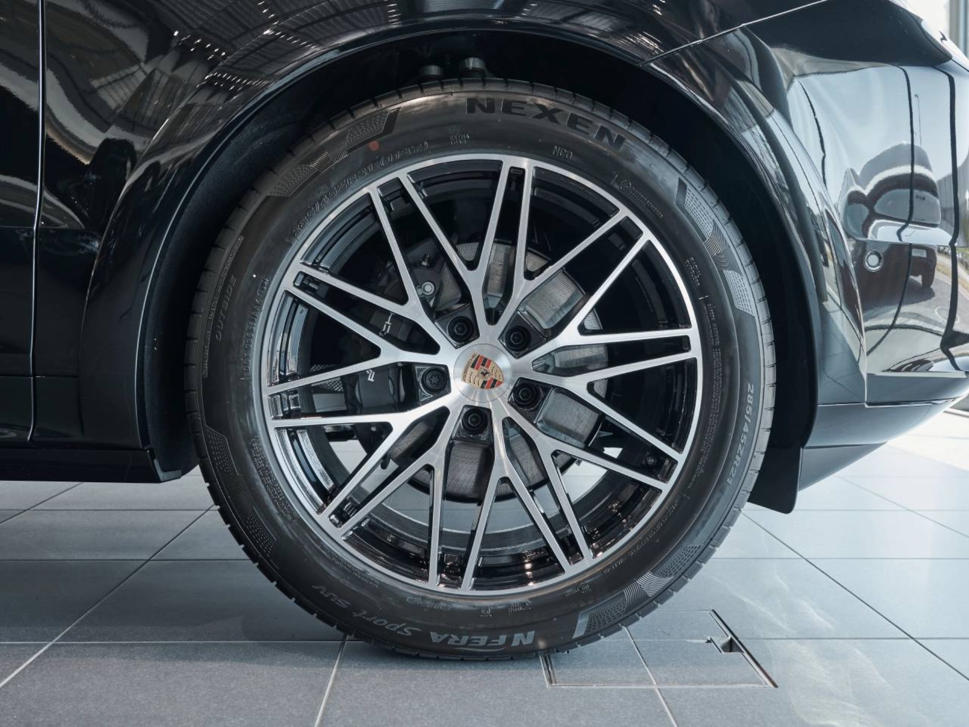 PORSCHE Cayenne Black Edition-image-30