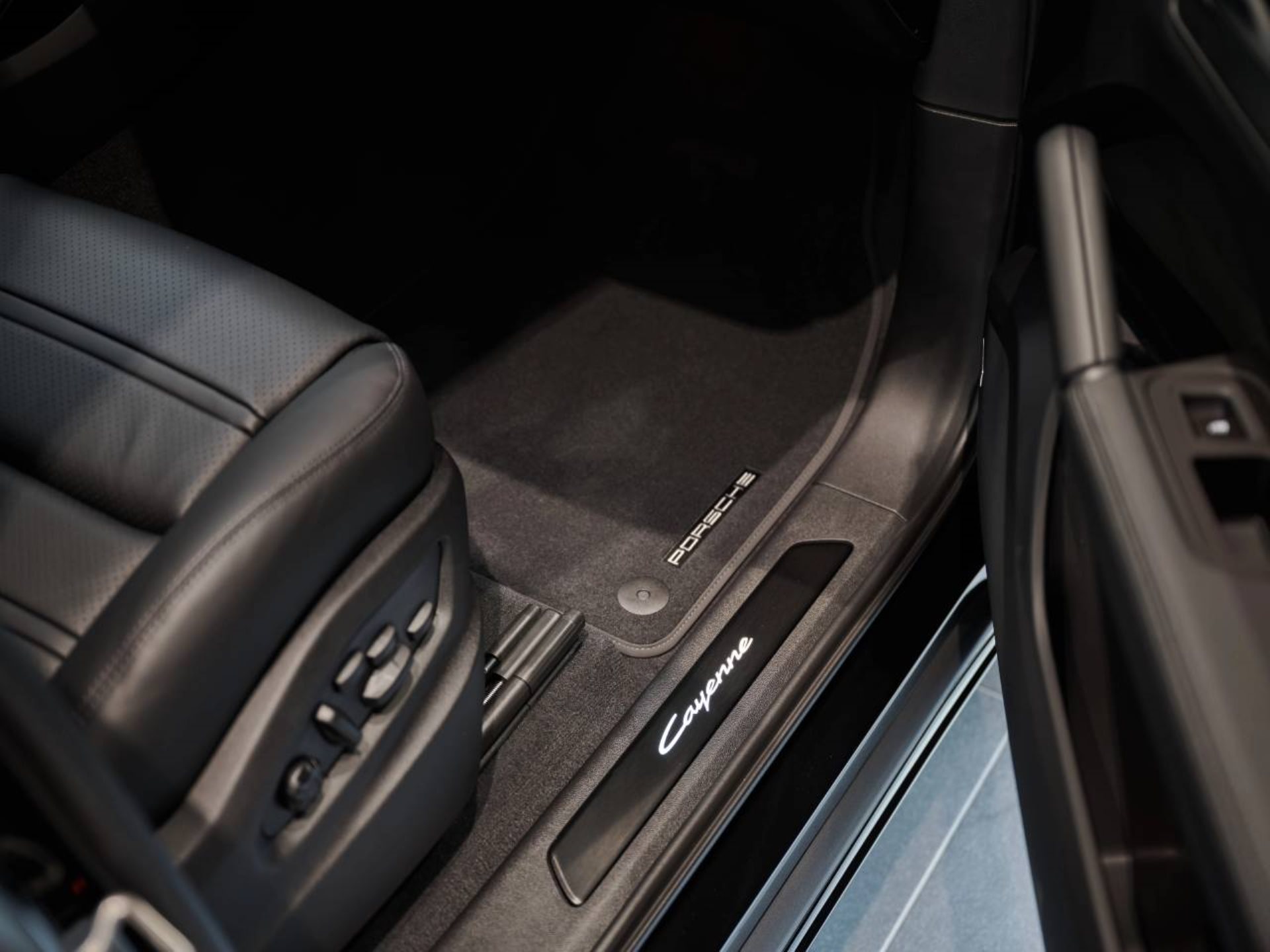 PORSCHE Cayenne Black Edition-image-21