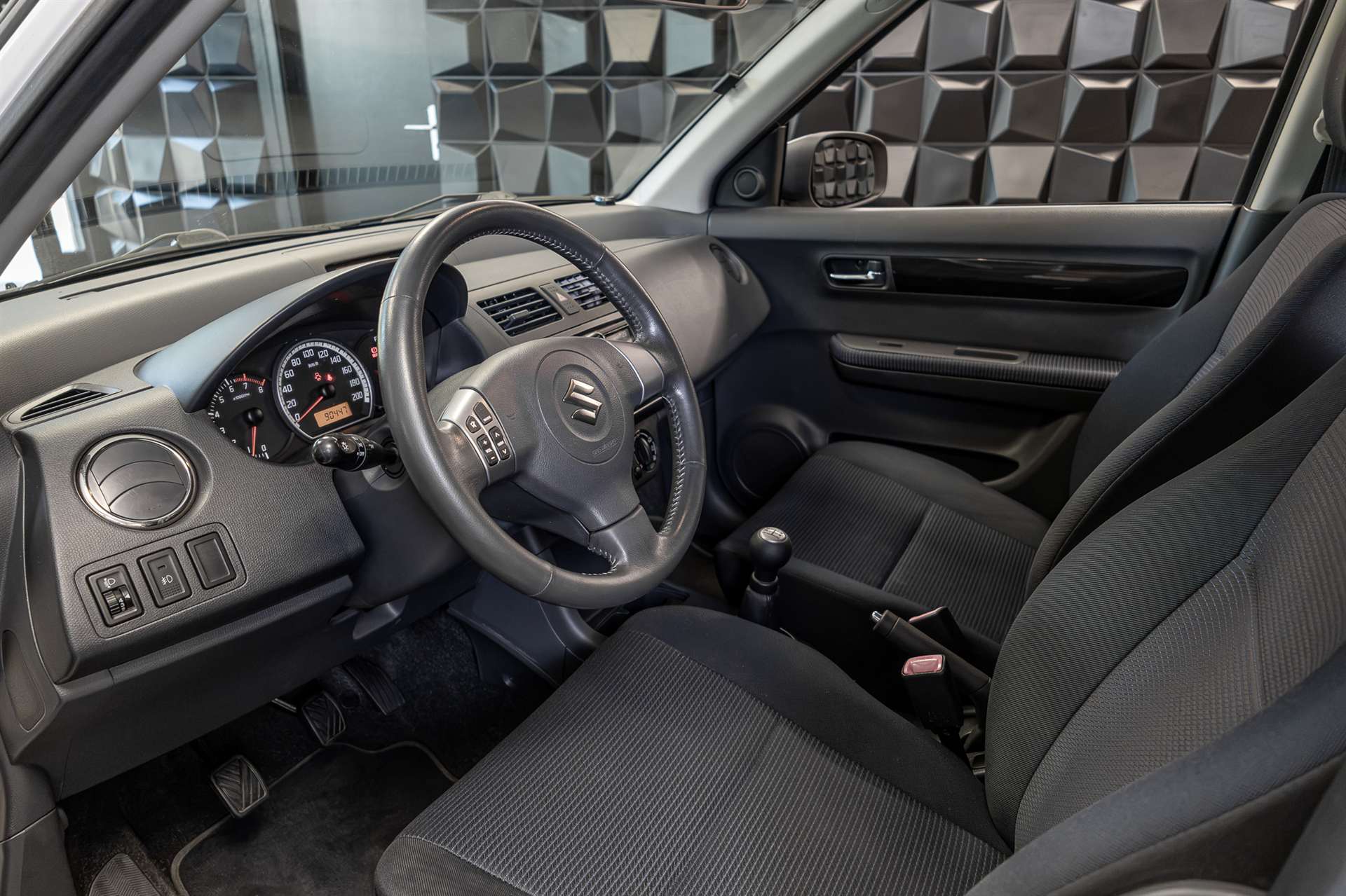 SUZUKI Swift 1.3i 16V GL Top Piz Sulai LE 4x4-image-11