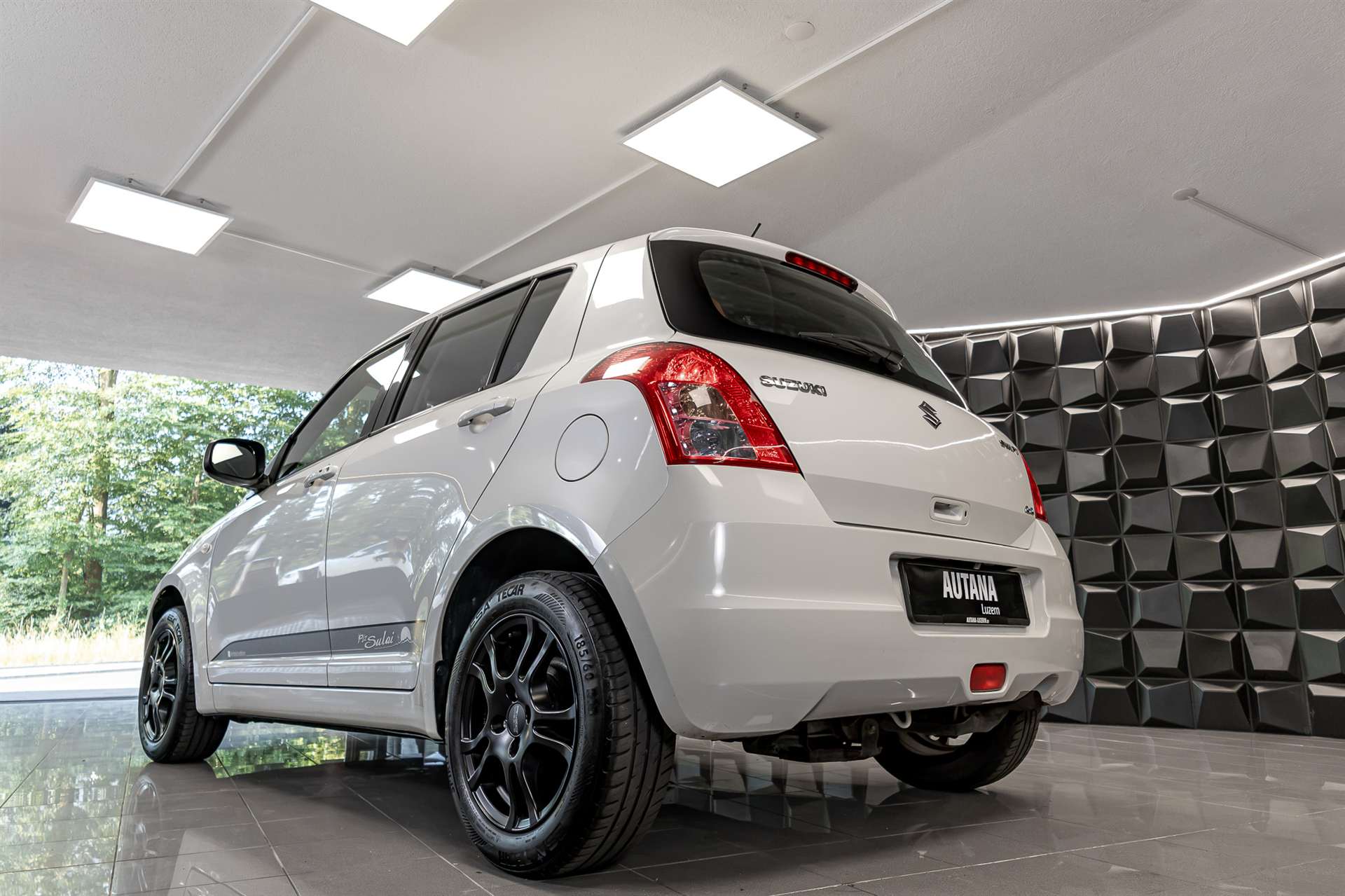 SUZUKI Swift 1.3i 16V GL Top Piz Sulai LE 4x4-image-24