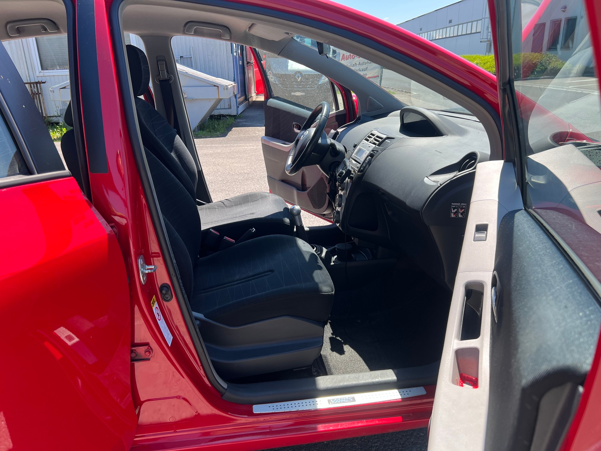 TOYOTA Yaris 1.3 Linea Sol-image-7