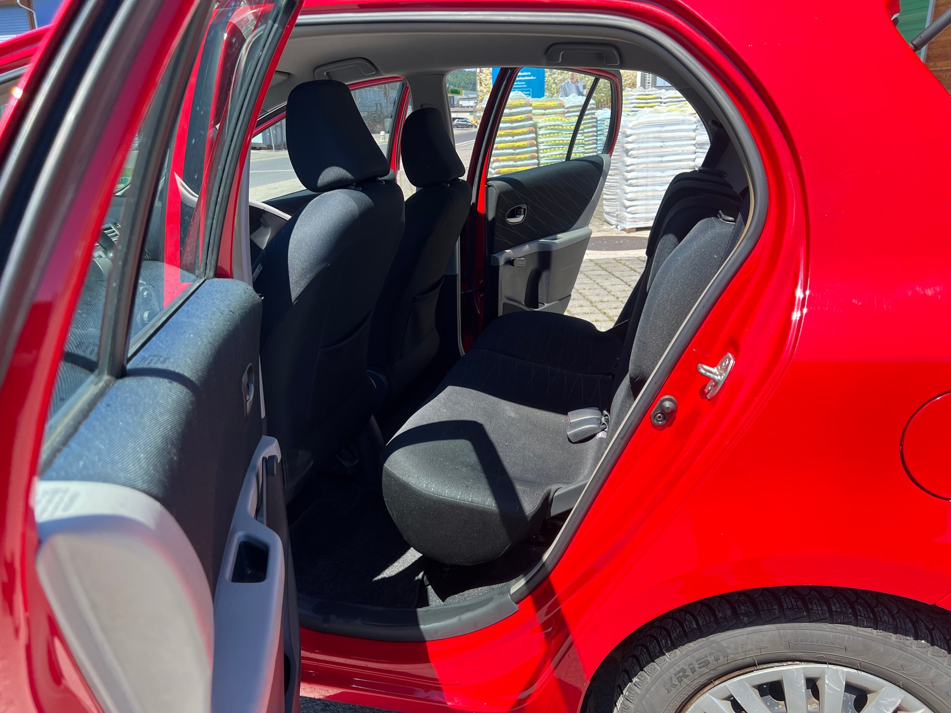 TOYOTA Yaris 1.3 Linea Sol-image-9