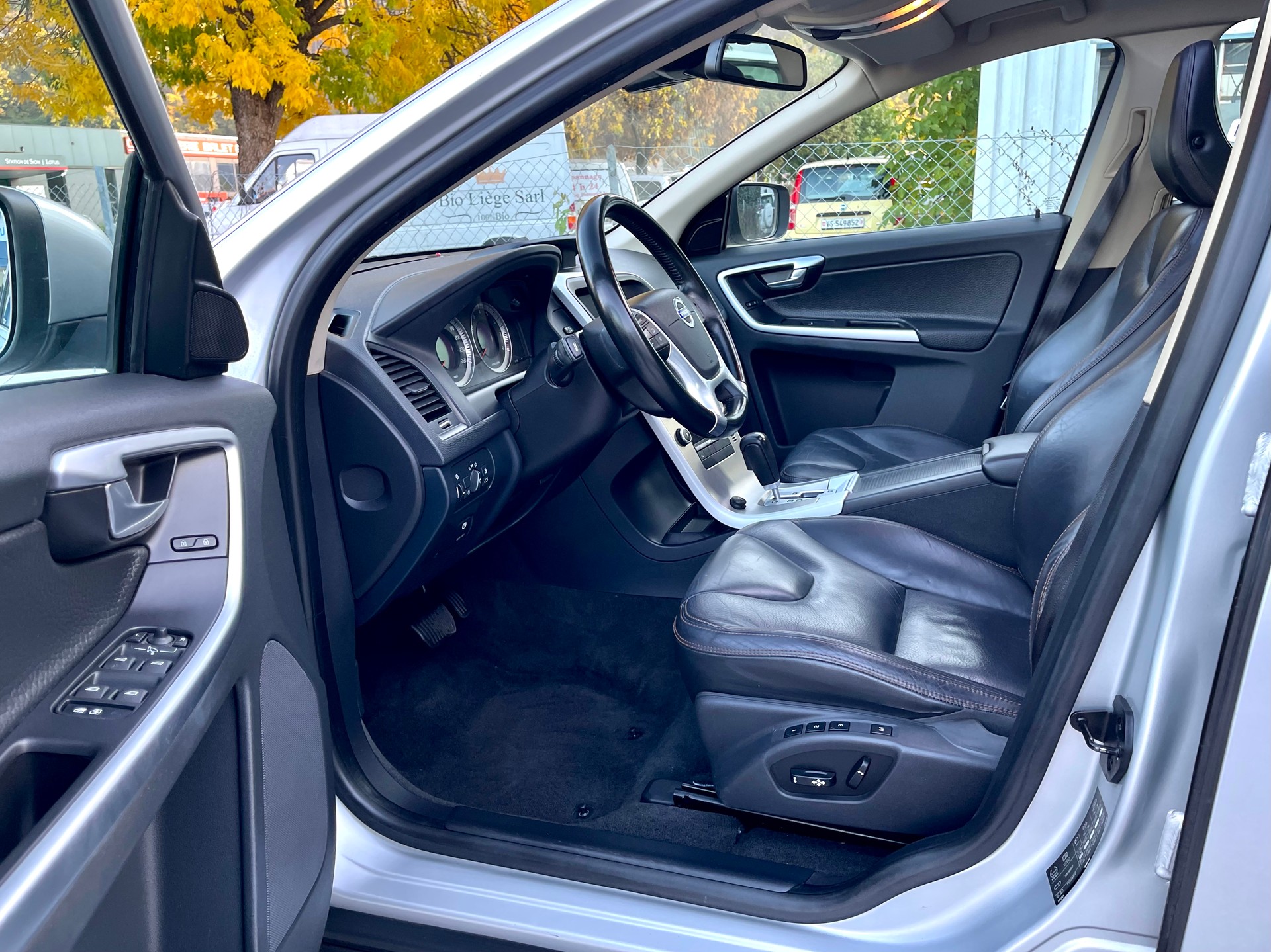 VOLVO XC60 D5 AWD Geartronic-image-25
