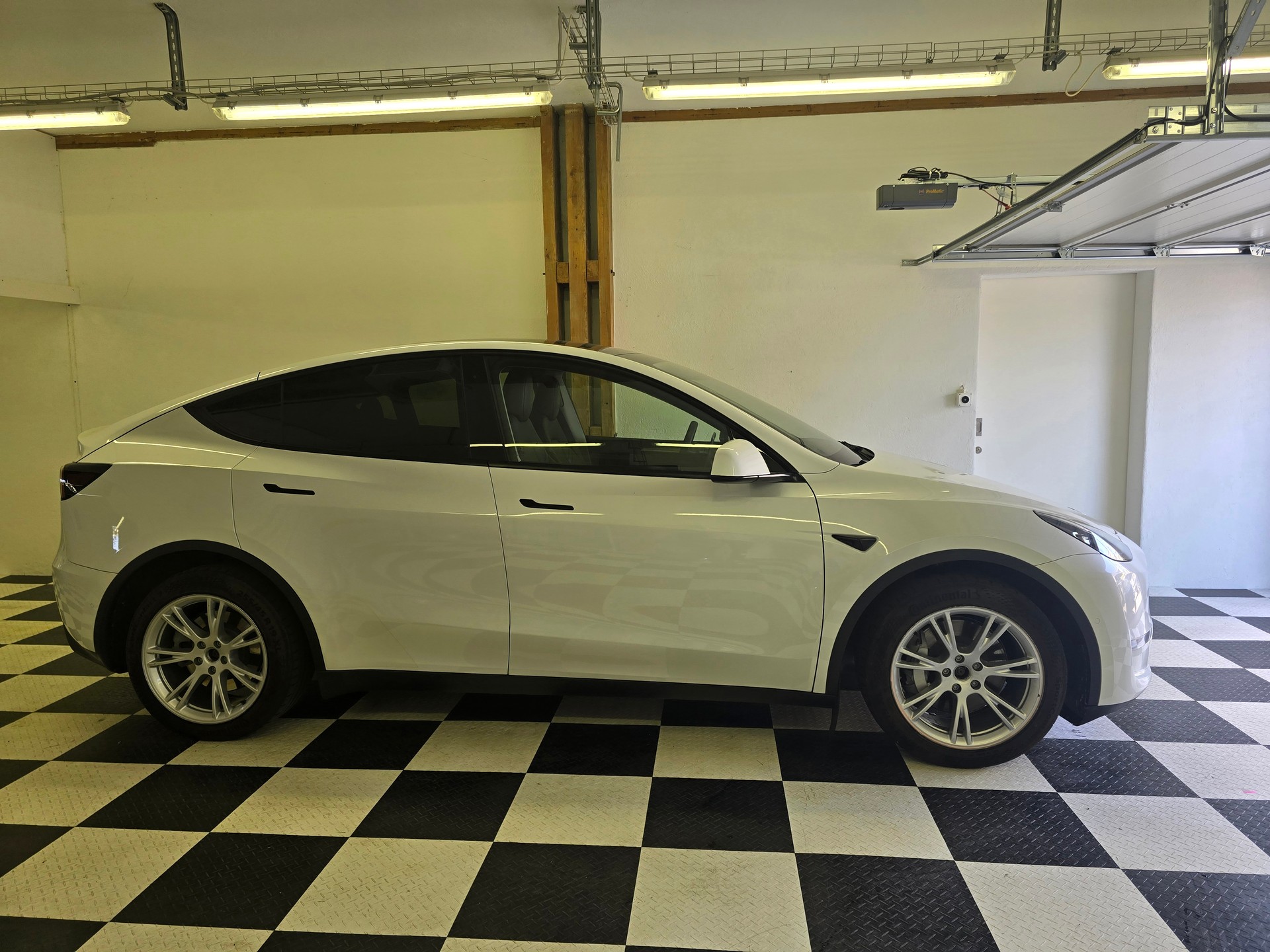TESLA Model Y Long Range-image-5