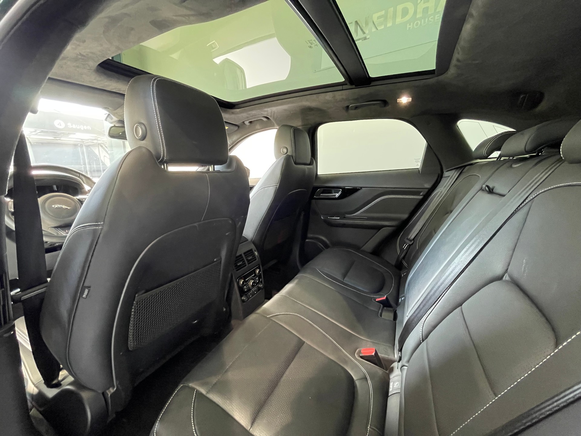 JAGUAR F-Pace 3.0 V6 S AWD Automatik-image-6