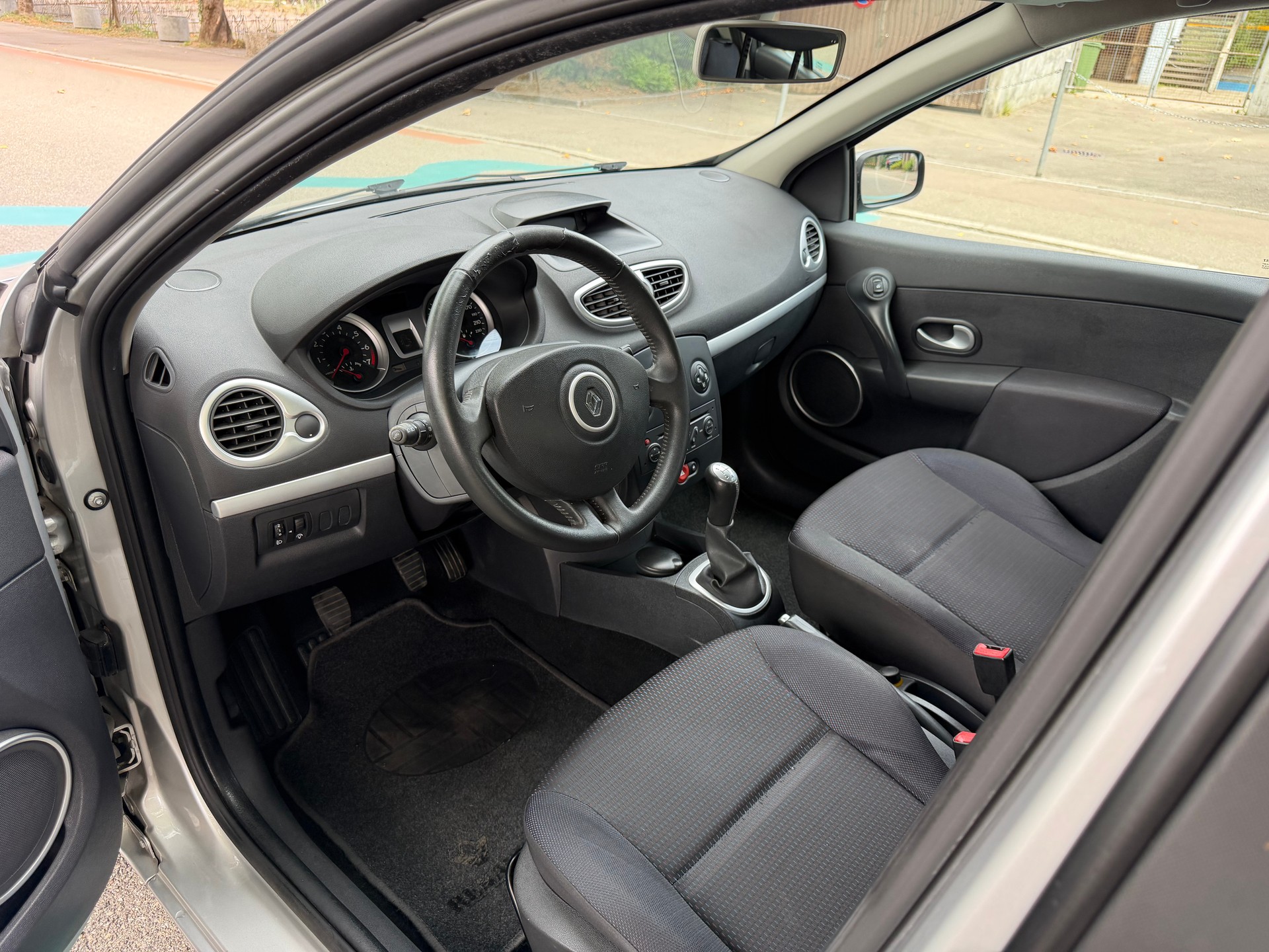 RENAULT Clio 1.2 16V Turbo Expression-image-12