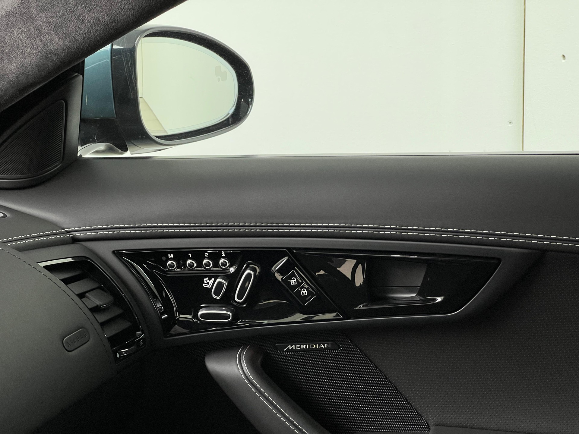 JAGUAR F-Type Convertible 5.0 V8 R AWD-image-10