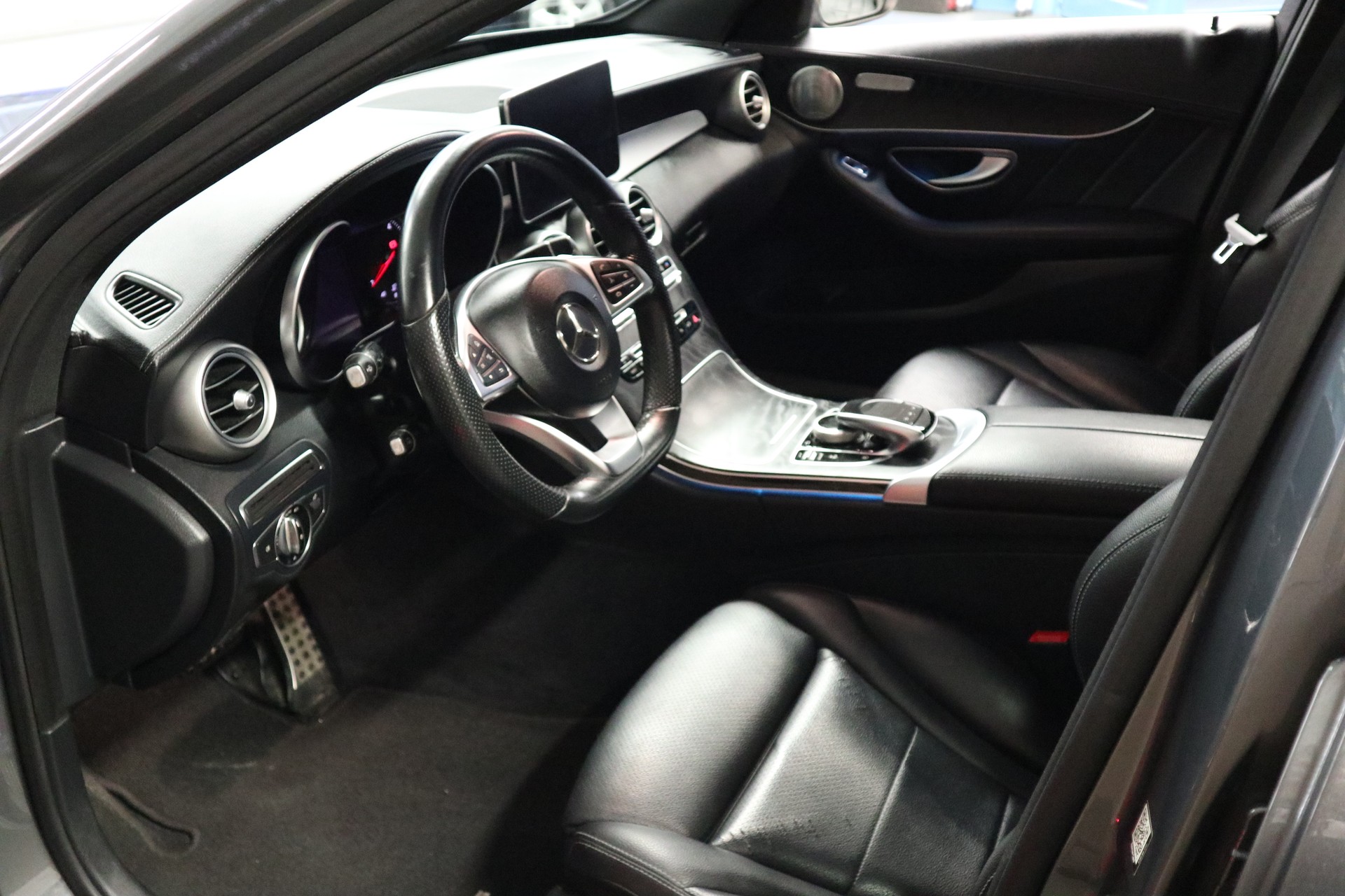 MERCEDES-BENZ C 250 d Swiss Star AMG Line 4m Kombi-image-10