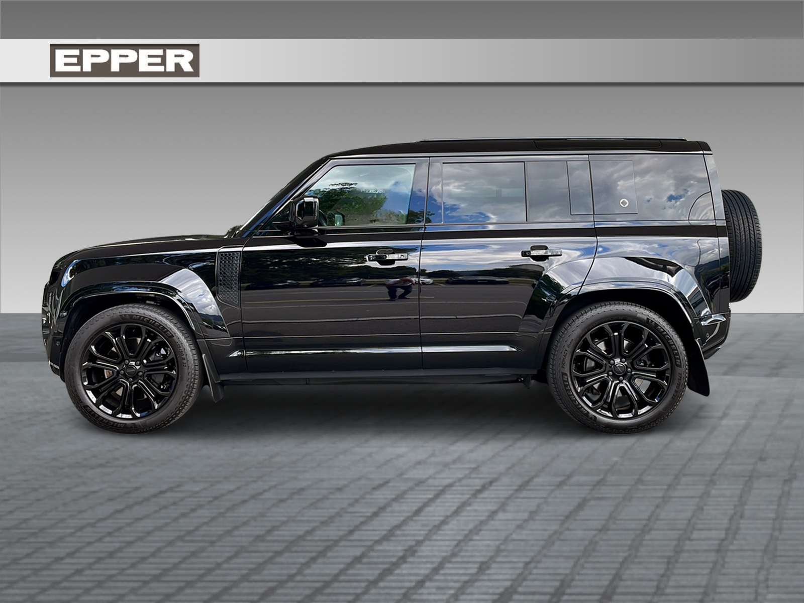 LAND ROVER Defender 110 4.4 V8 Octa Black-image-1