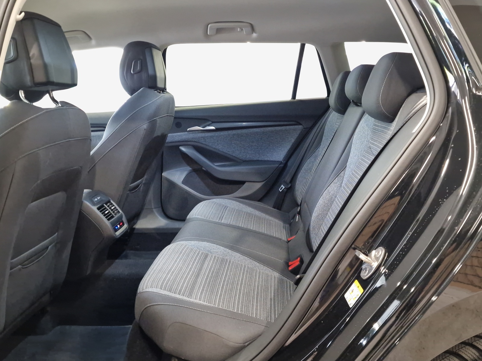 SKODA Superb Combi 2.0 TDi Selection 4x4 DSG-image-11