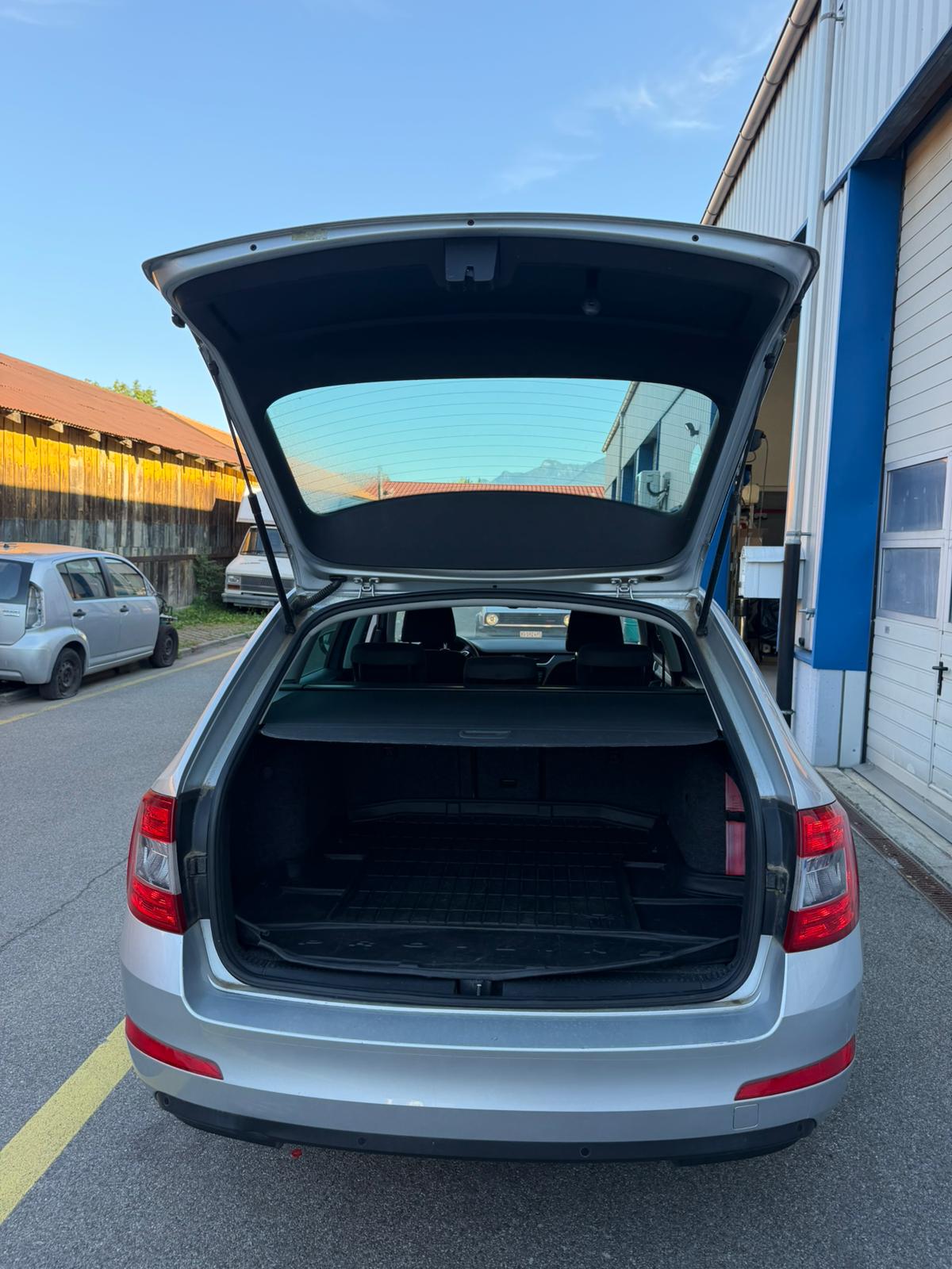 SKODA Octavia Combi 1.6 TDI Ambition DSG-image-5