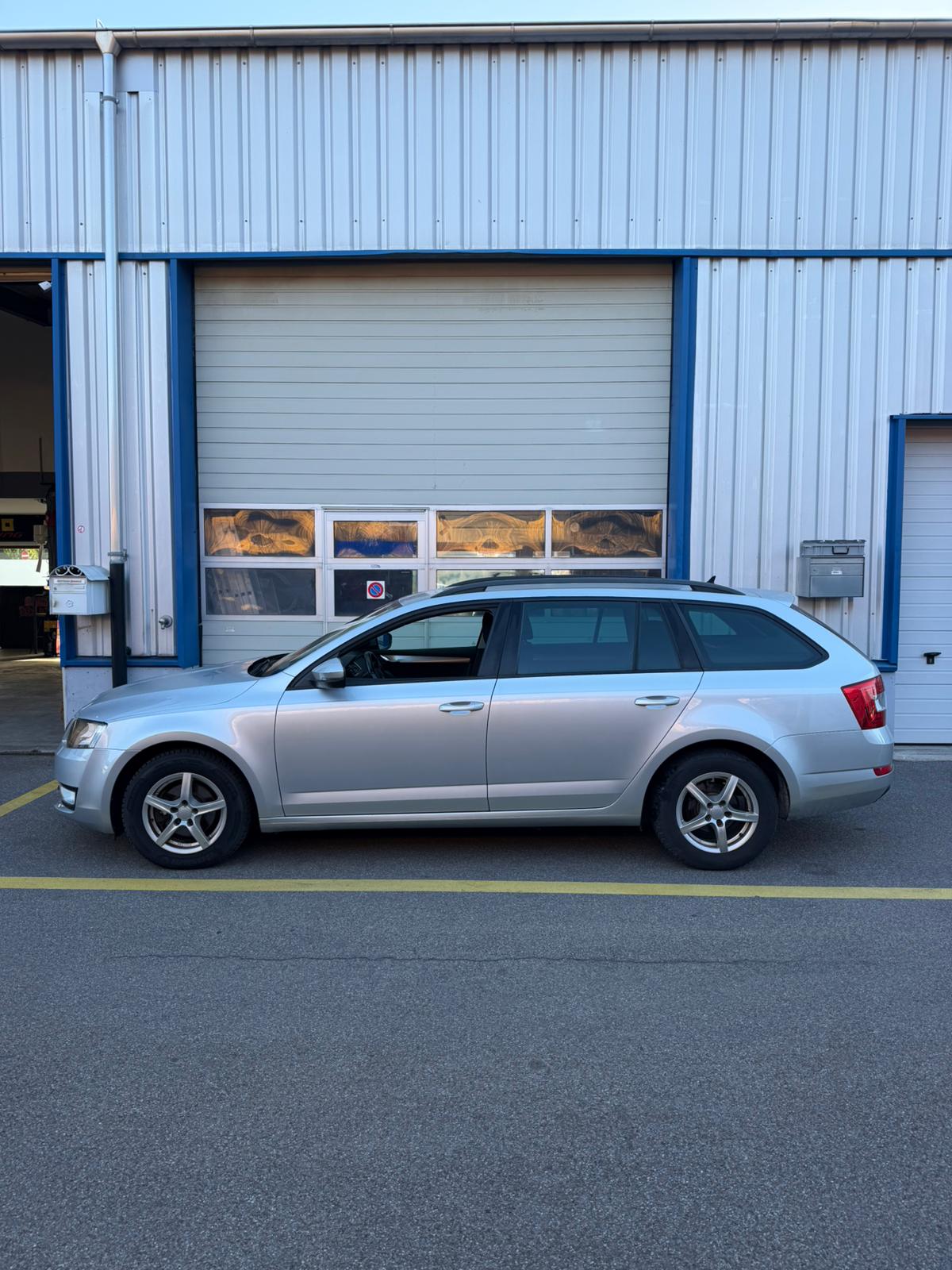 SKODA Octavia Combi 1.6 TDI Ambition DSG-image-1