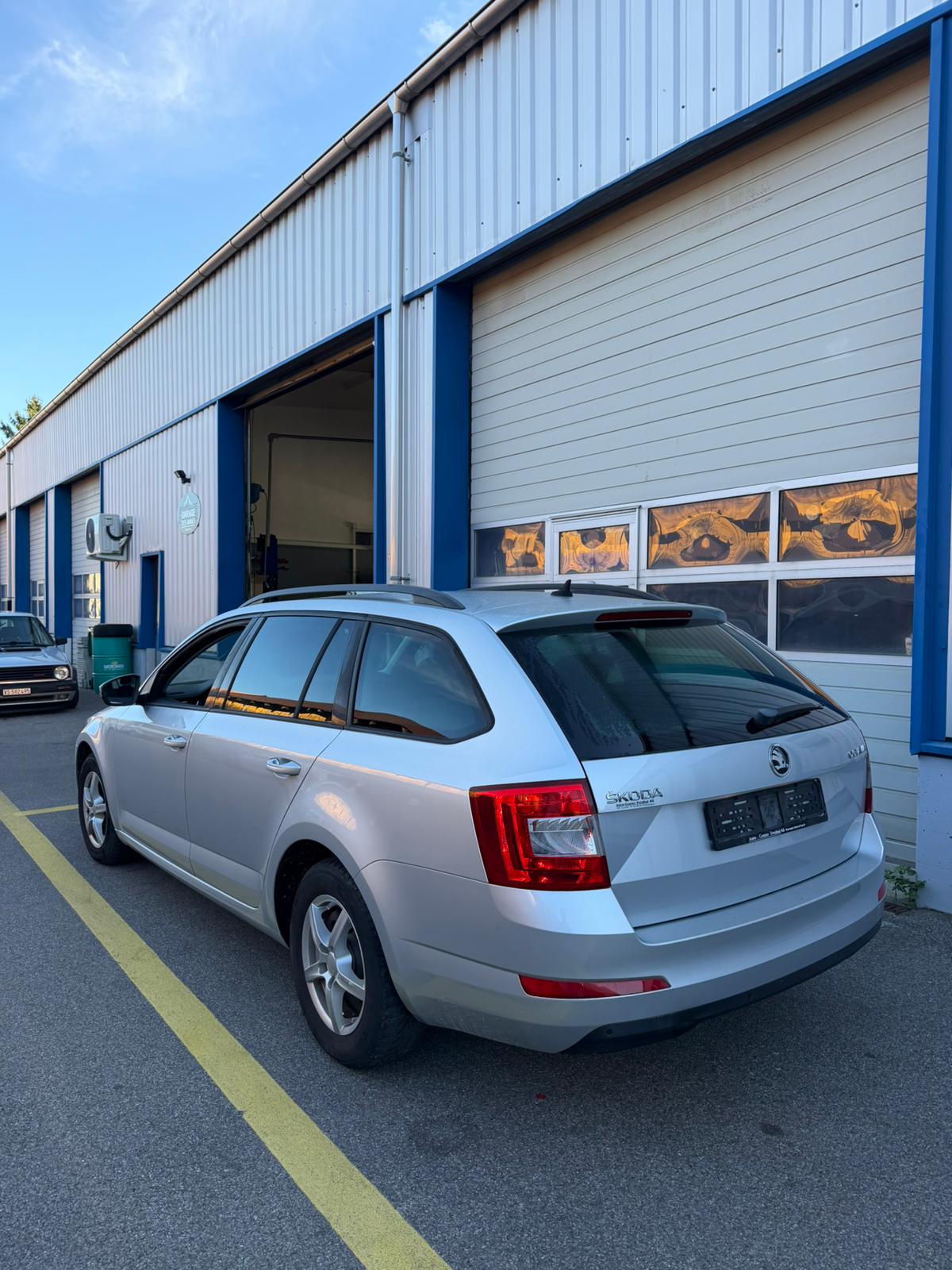 SKODA Octavia Combi 1.6 TDI Ambition DSG-image-2