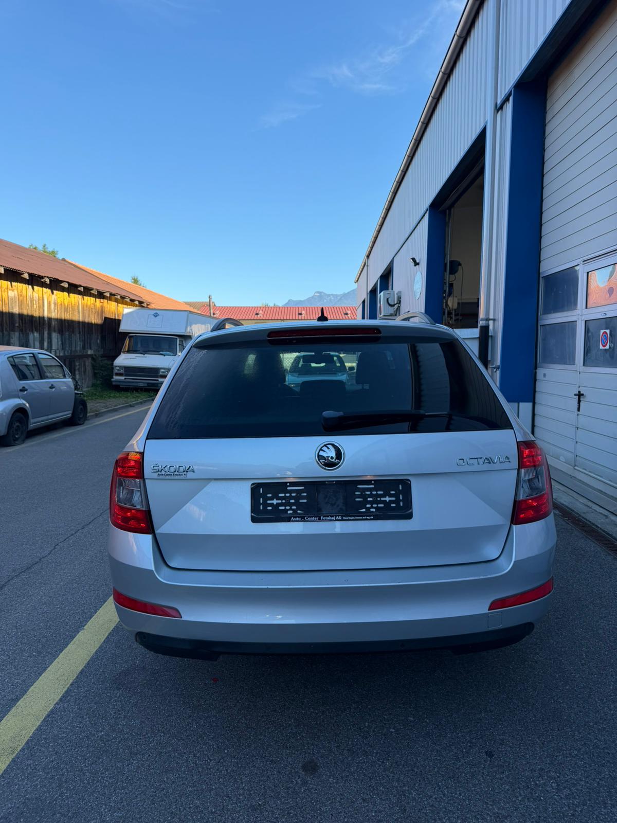 SKODA Octavia Combi 1.6 TDI Ambition DSG-image-4