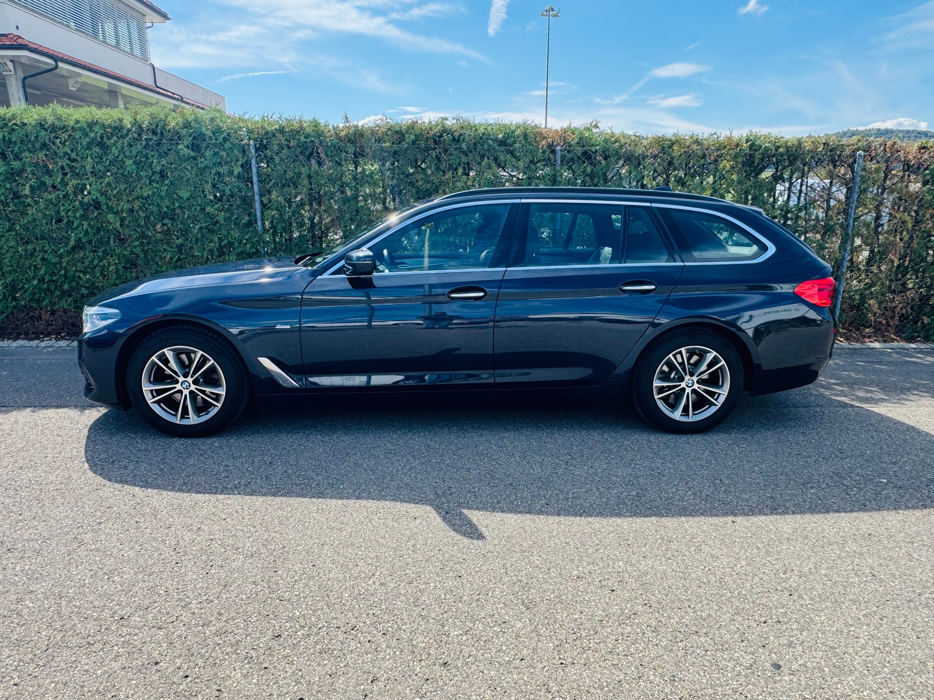 BMW 520d xDrive Touring Sport Line Steptronic-image-6