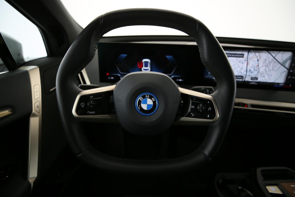 BMW iX xDrive40-image-5