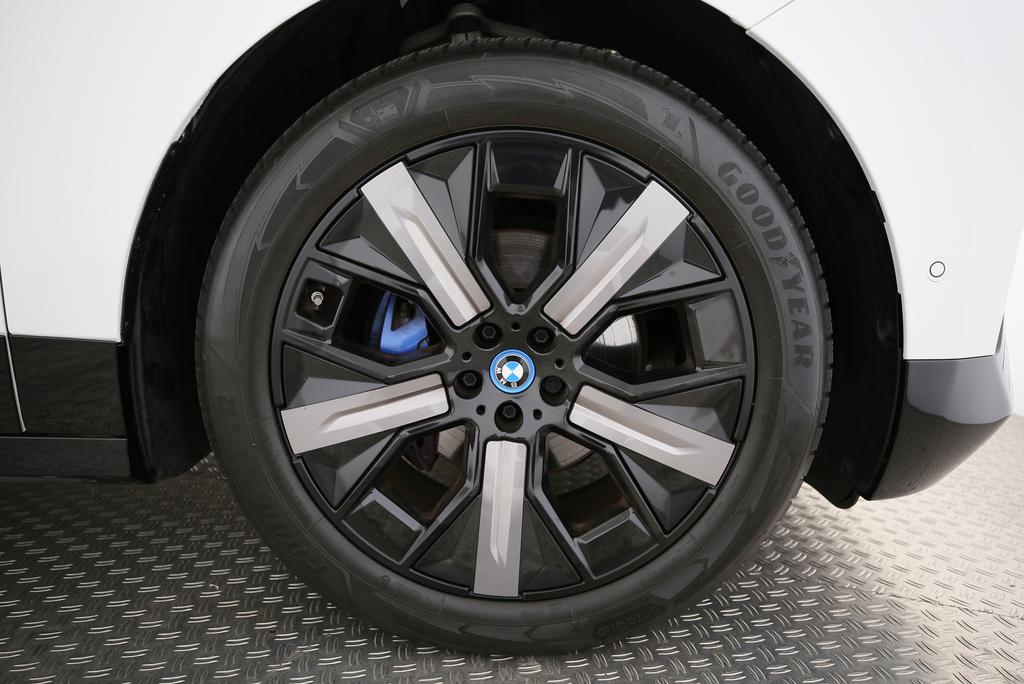 BMW iX xDrive40-image-13