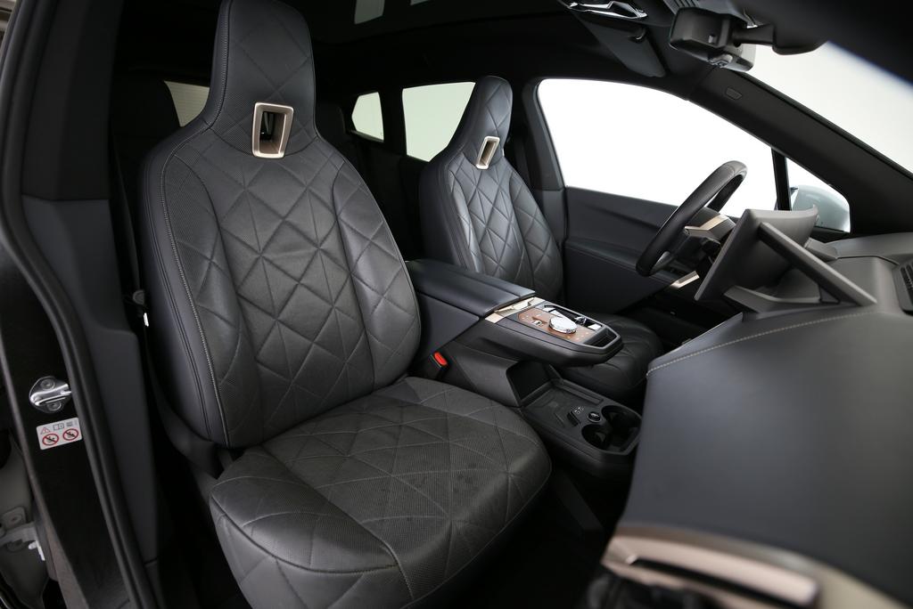 BMW iX xDrive40-image-12