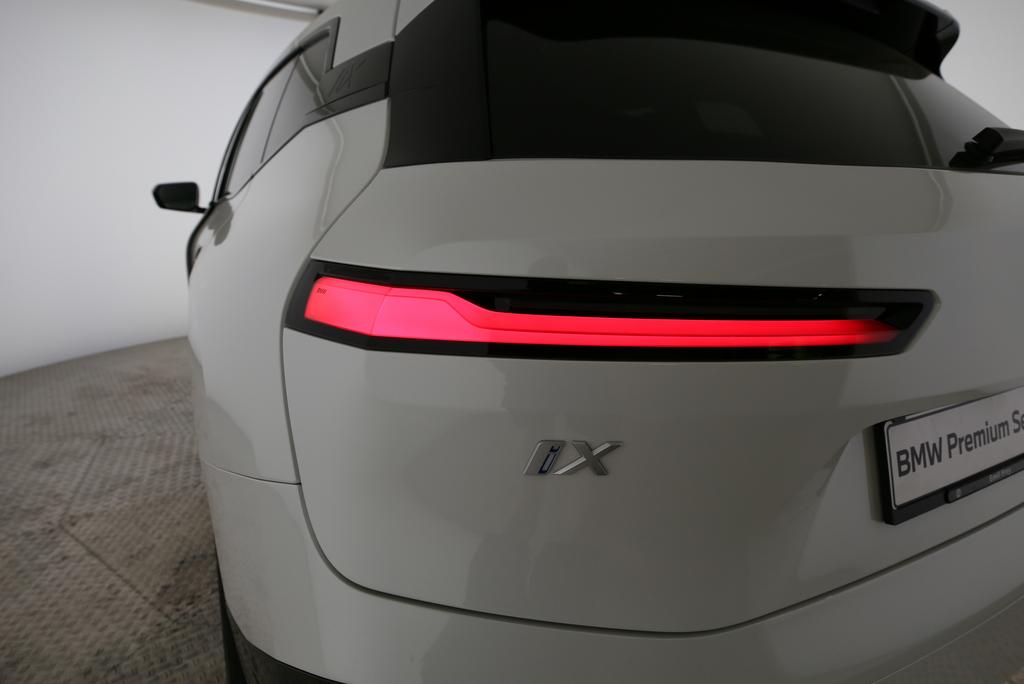 BMW iX xDrive40-image-16