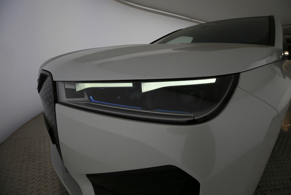 BMW iX xDrive40-image-15