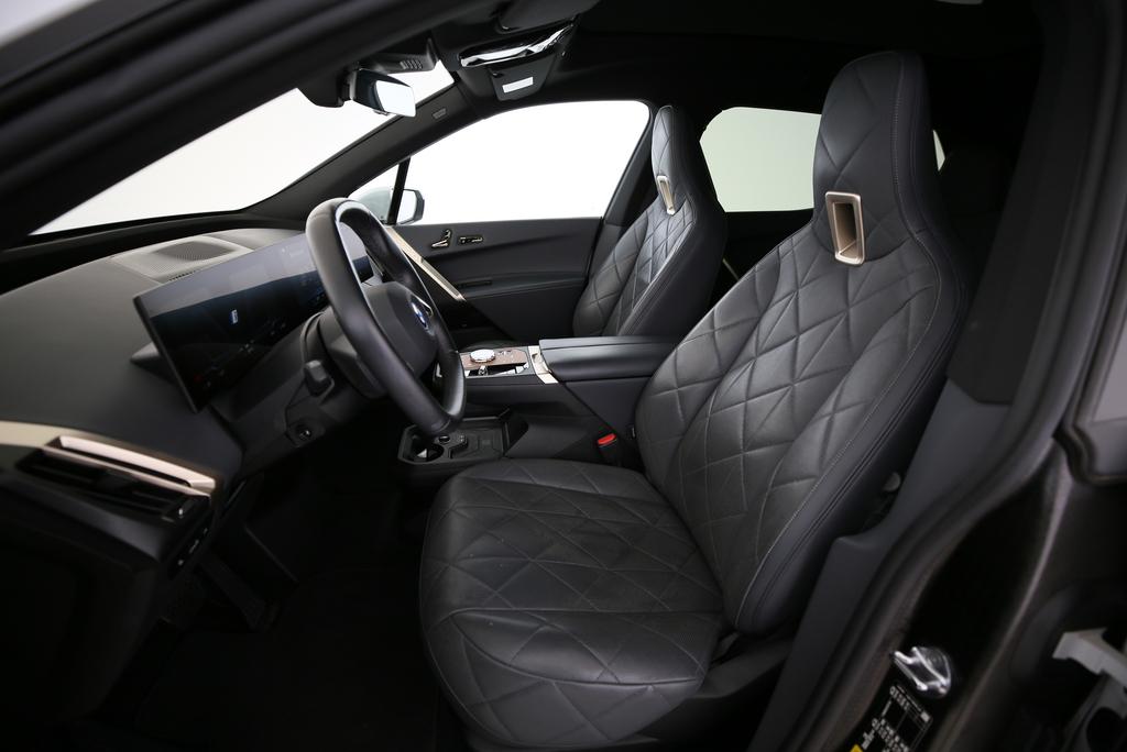 BMW iX xDrive40-image-2