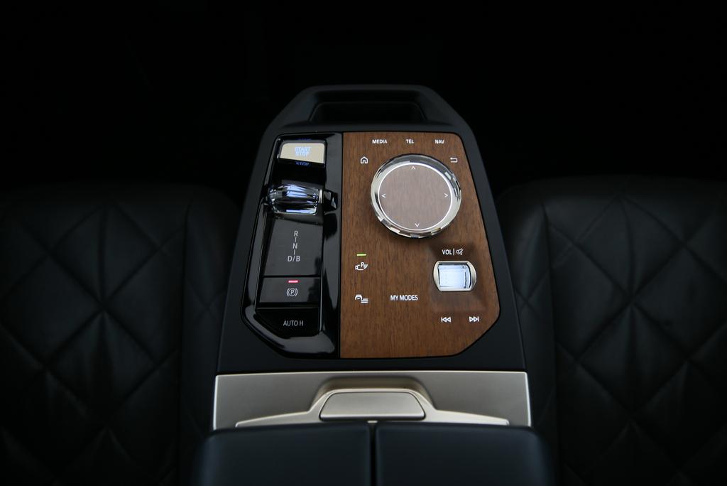 BMW iX xDrive40-image-10