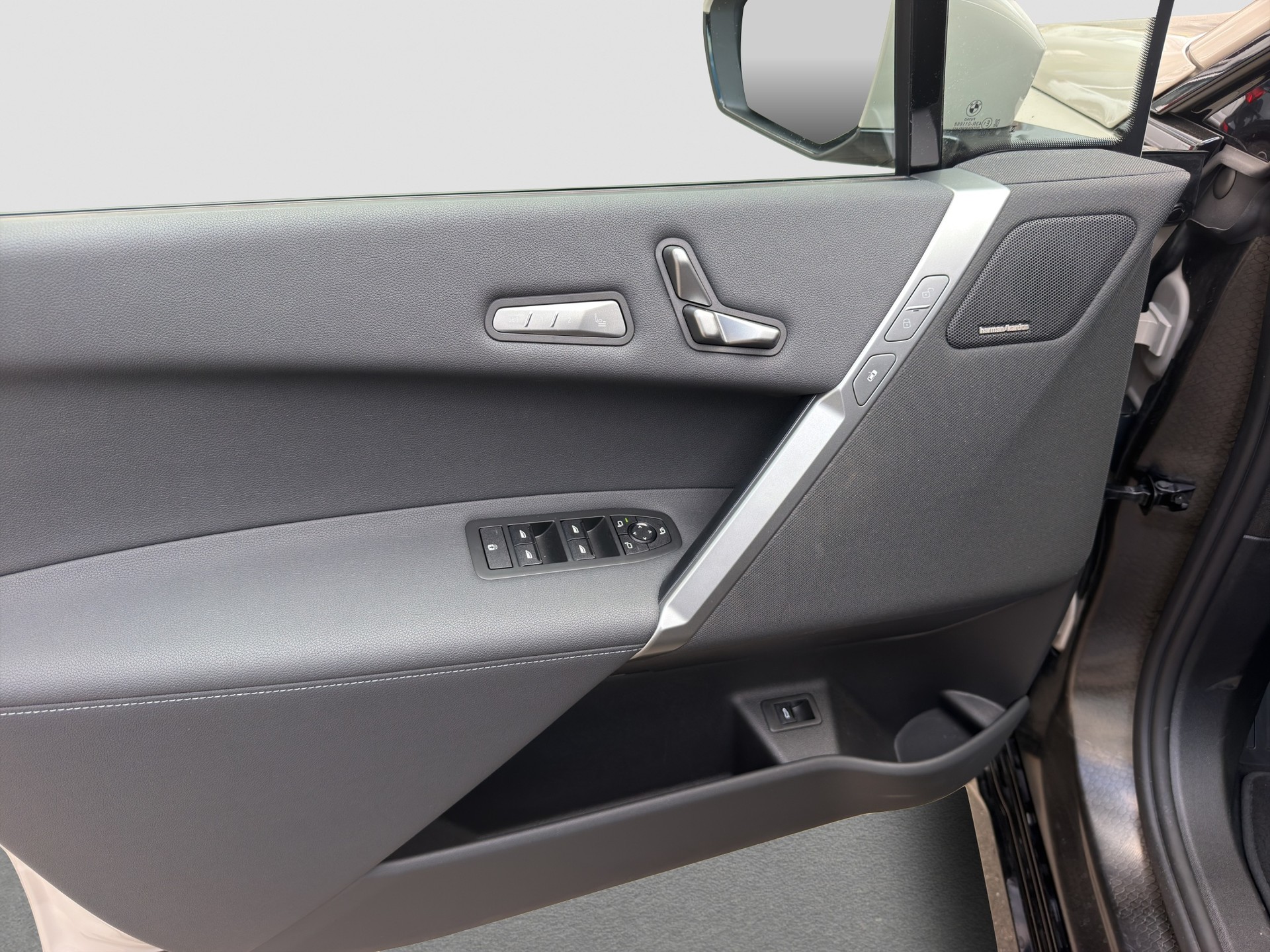 BMW iX xDrive60 M Sport Pro-image-12
