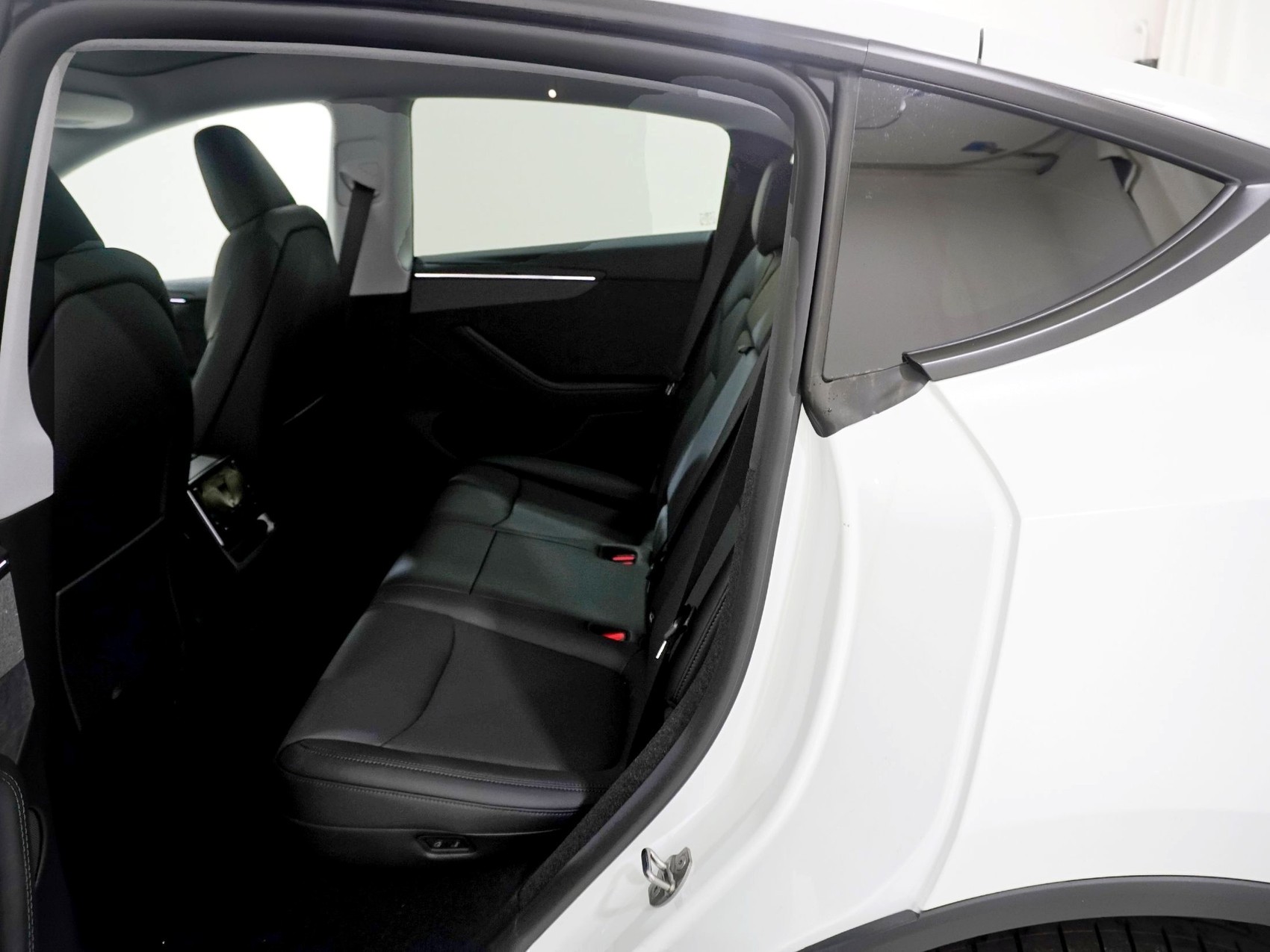 TESLA Model Y Premium AWD-image-14
