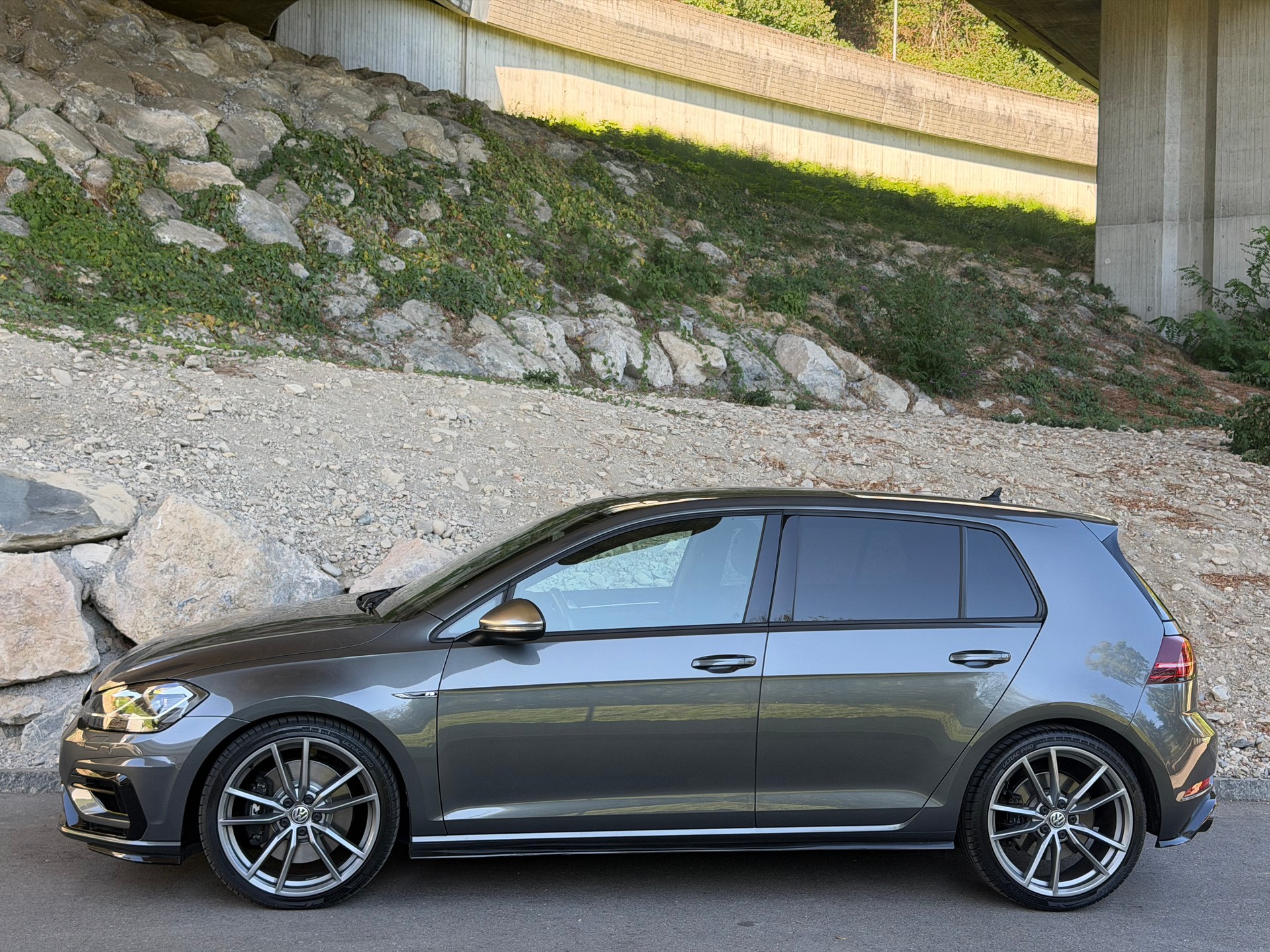 VW Golf 2.0 TSI R 4Motion DSG-image-2
