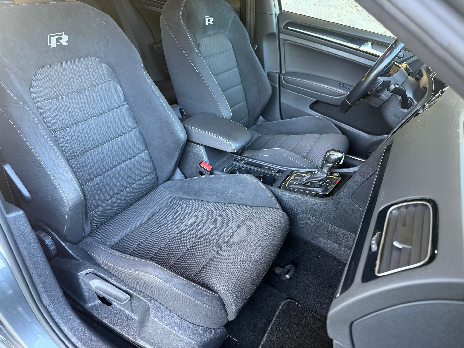 VW Golf 2.0 TSI R 4Motion DSG-image-9