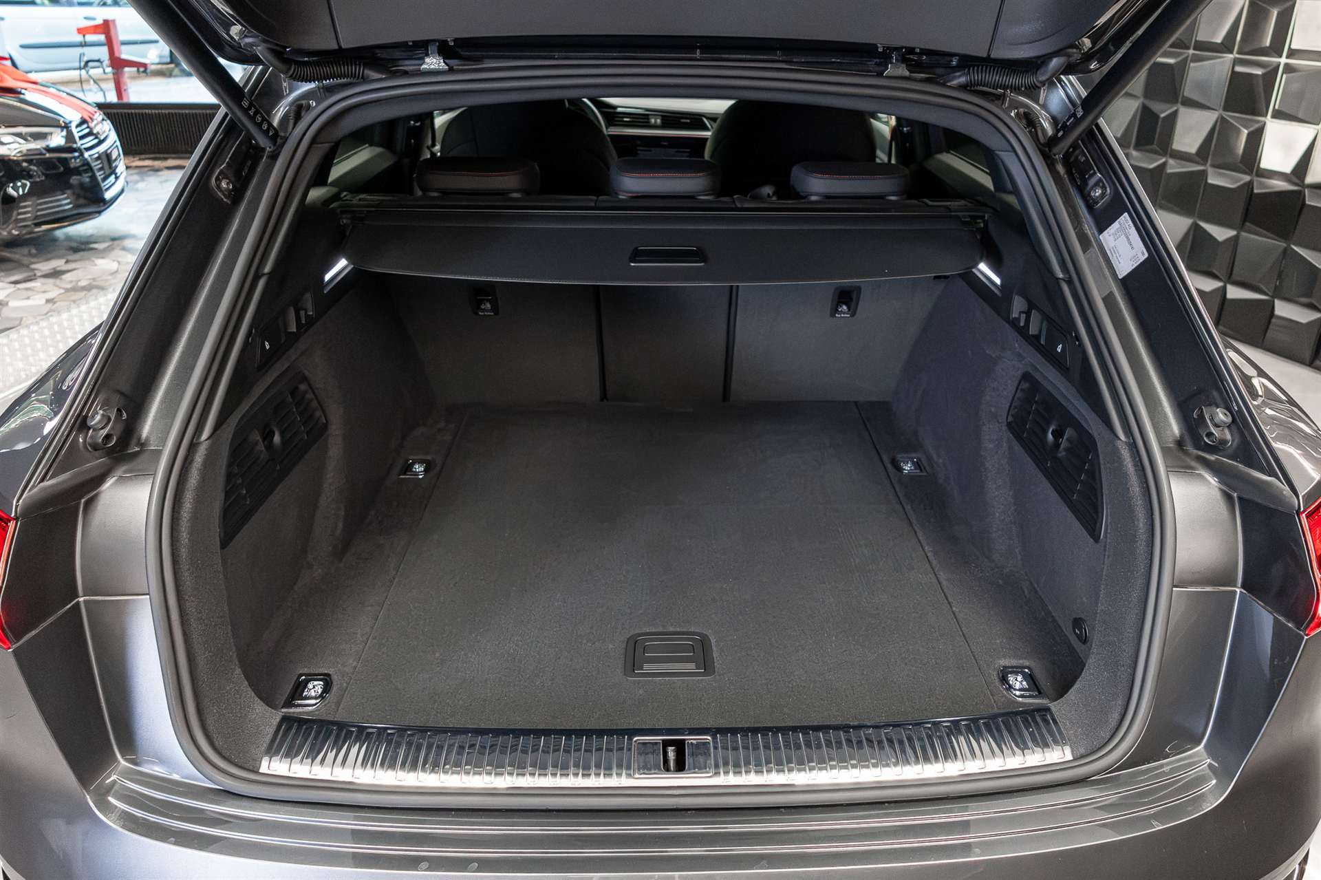 AUDI SQ8 e-tron quattro-image-30