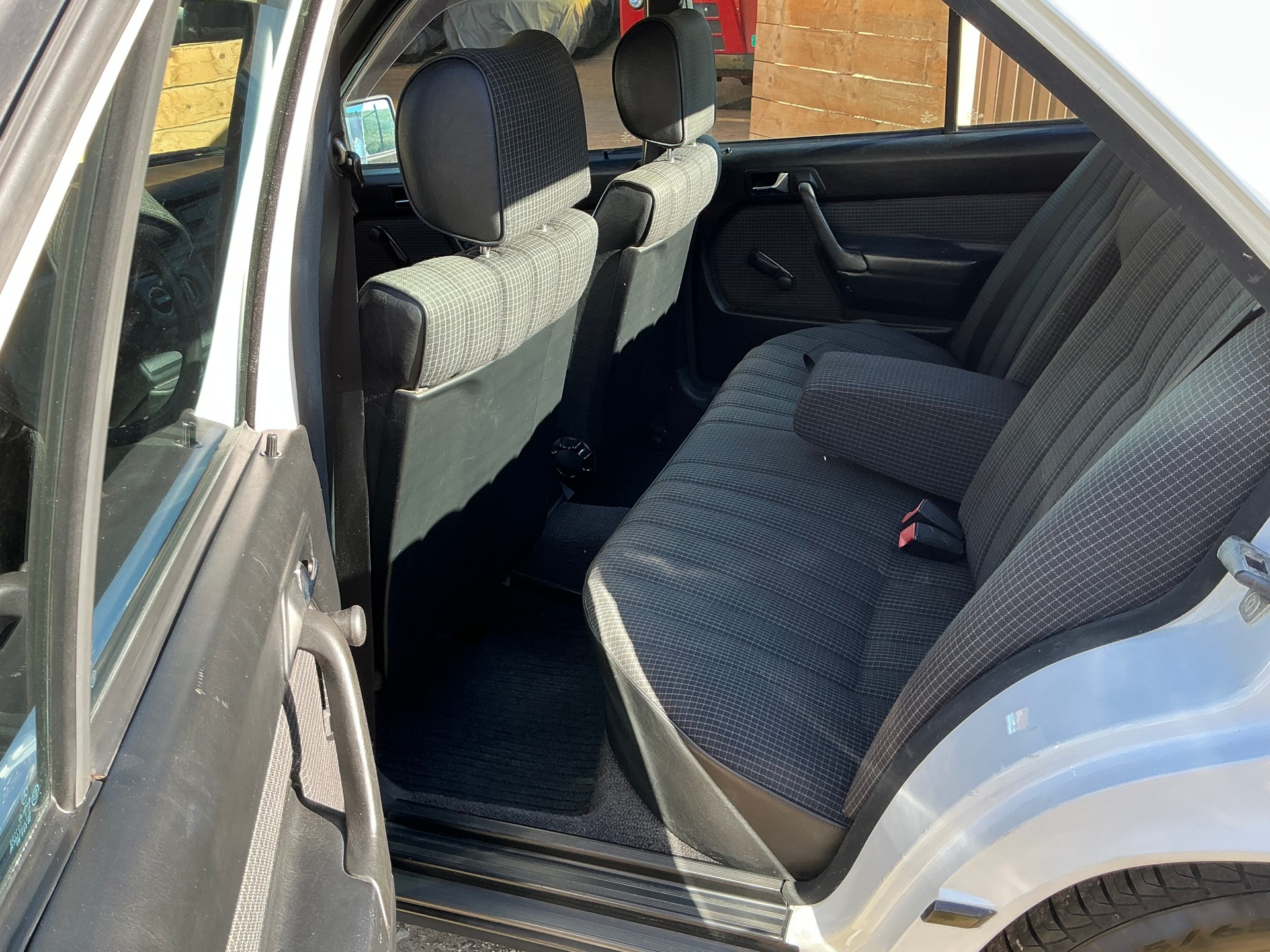 MERCEDES-BENZ 190 E 2.0-image-9