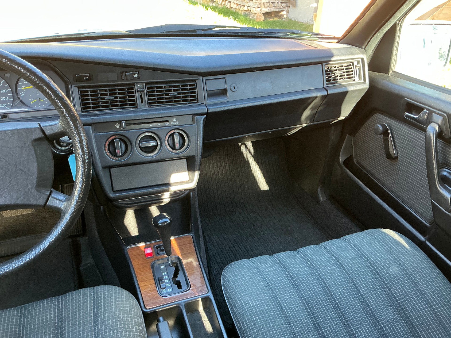 MERCEDES-BENZ 190 E 2.0-image-3