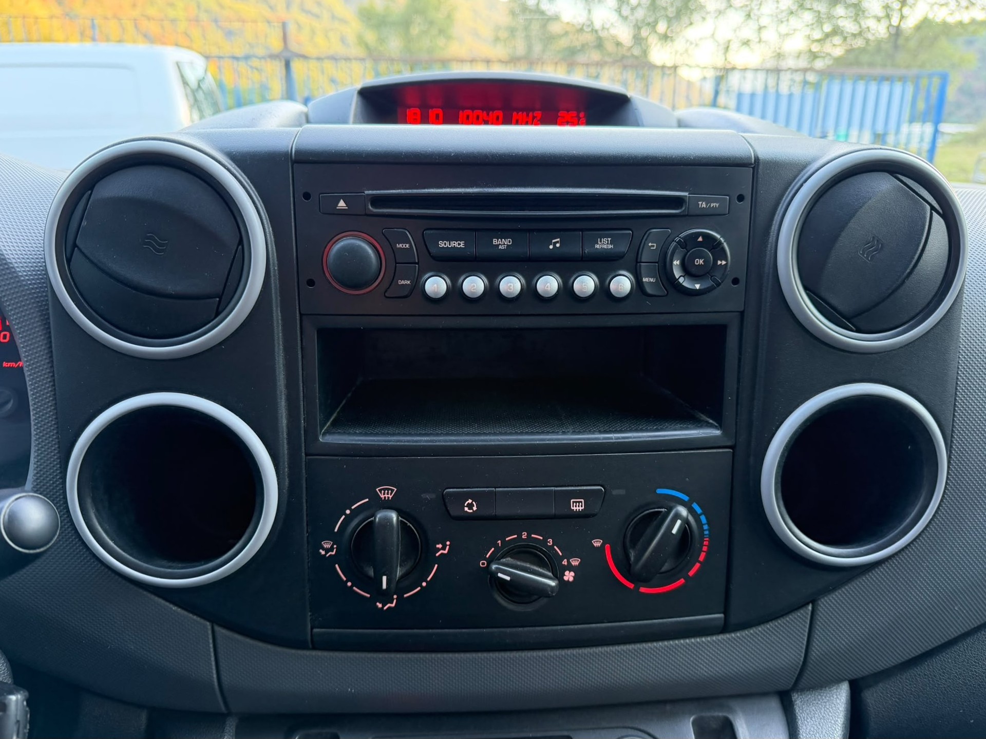 PEUGEOT Partner 1.6 e-HDI Urban Pack-image-14