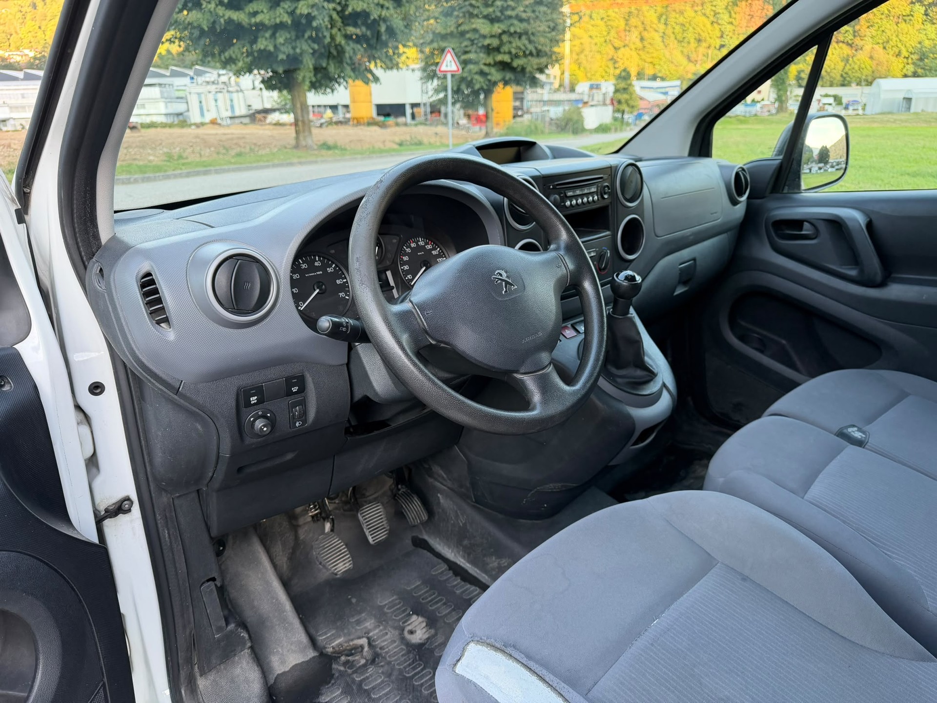PEUGEOT Partner 1.6 e-HDI Urban Pack-image-11