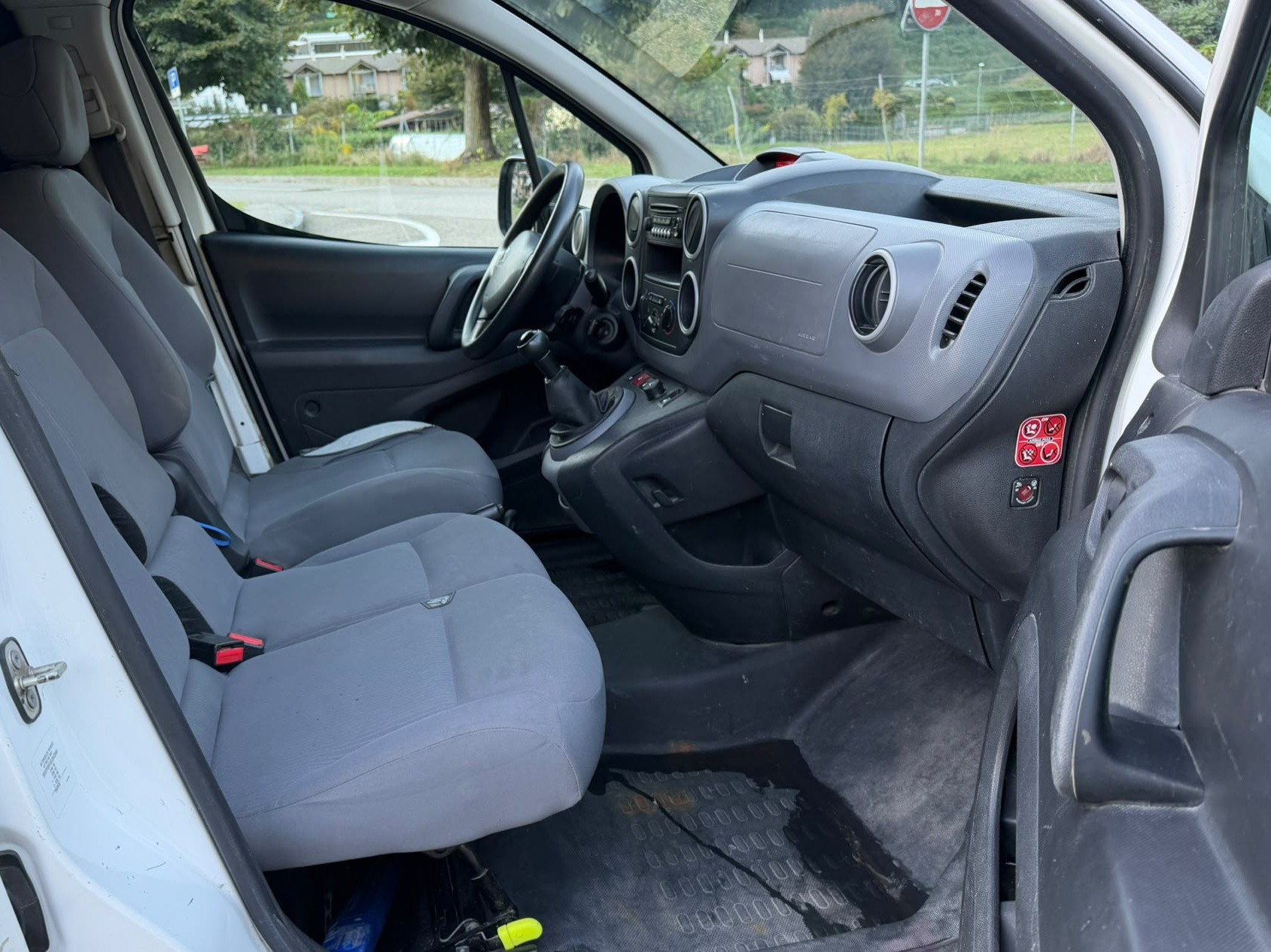 PEUGEOT Partner 1.6 e-HDI Urban Pack-image-12