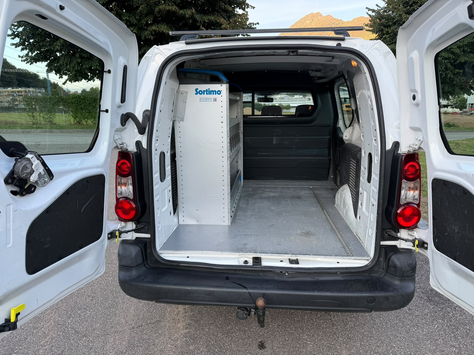 PEUGEOT Partner 1.6 e-HDI Urban Pack-image-9