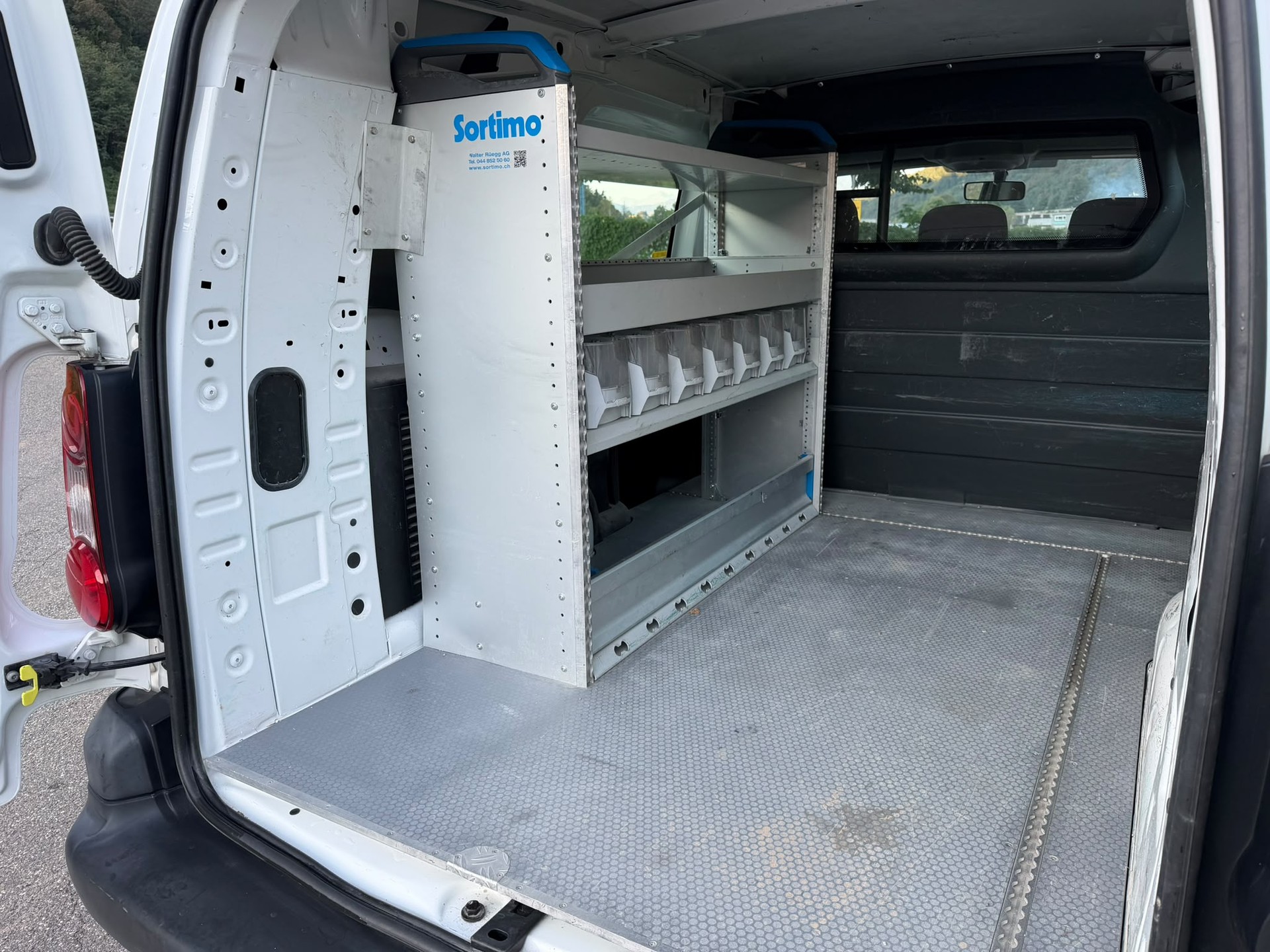 PEUGEOT Partner 1.6 e-HDI Urban Pack-image-8