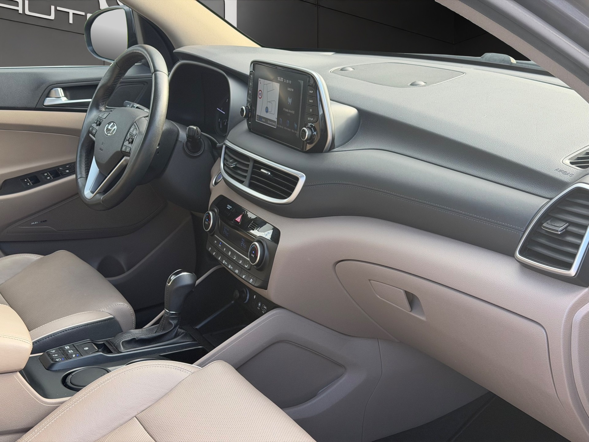 HYUNDAI Tucson 1.6 CRDI Business 4WD DCT-image-16