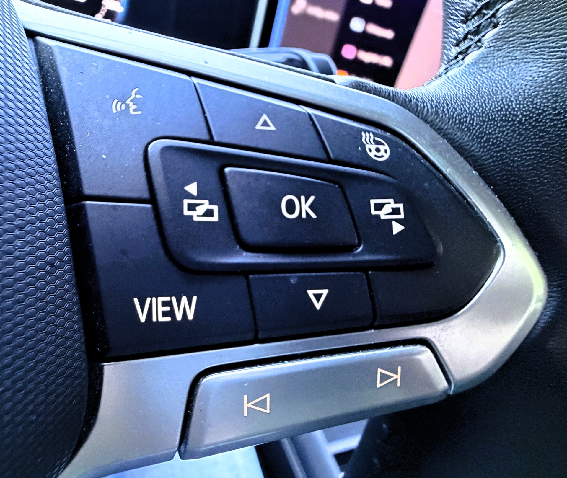 VW Tiguan 2.0 TDI SCR Elegance 4Motion DSG-image-22