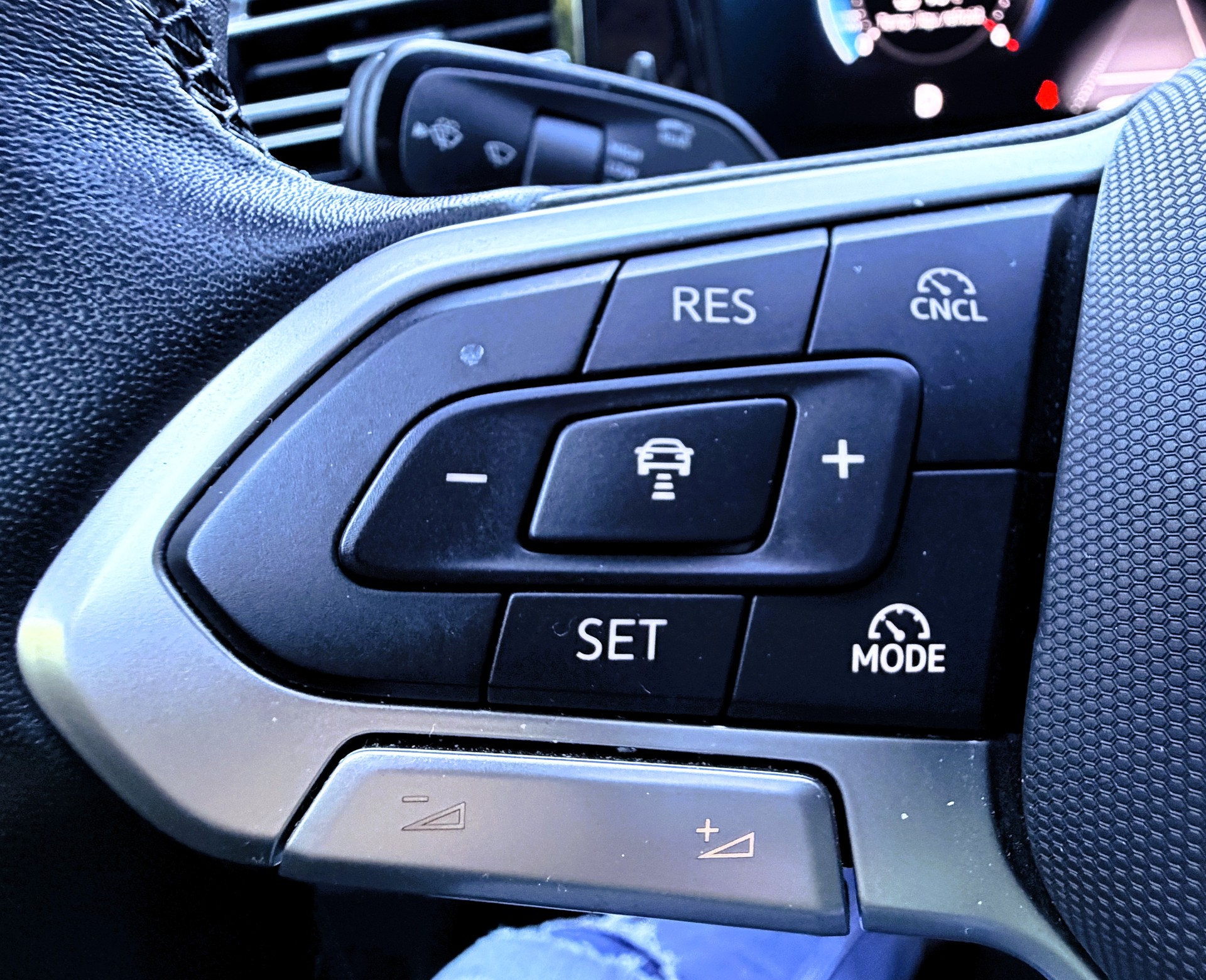 VW Tiguan 2.0 TDI SCR Elegance 4Motion DSG-image-23