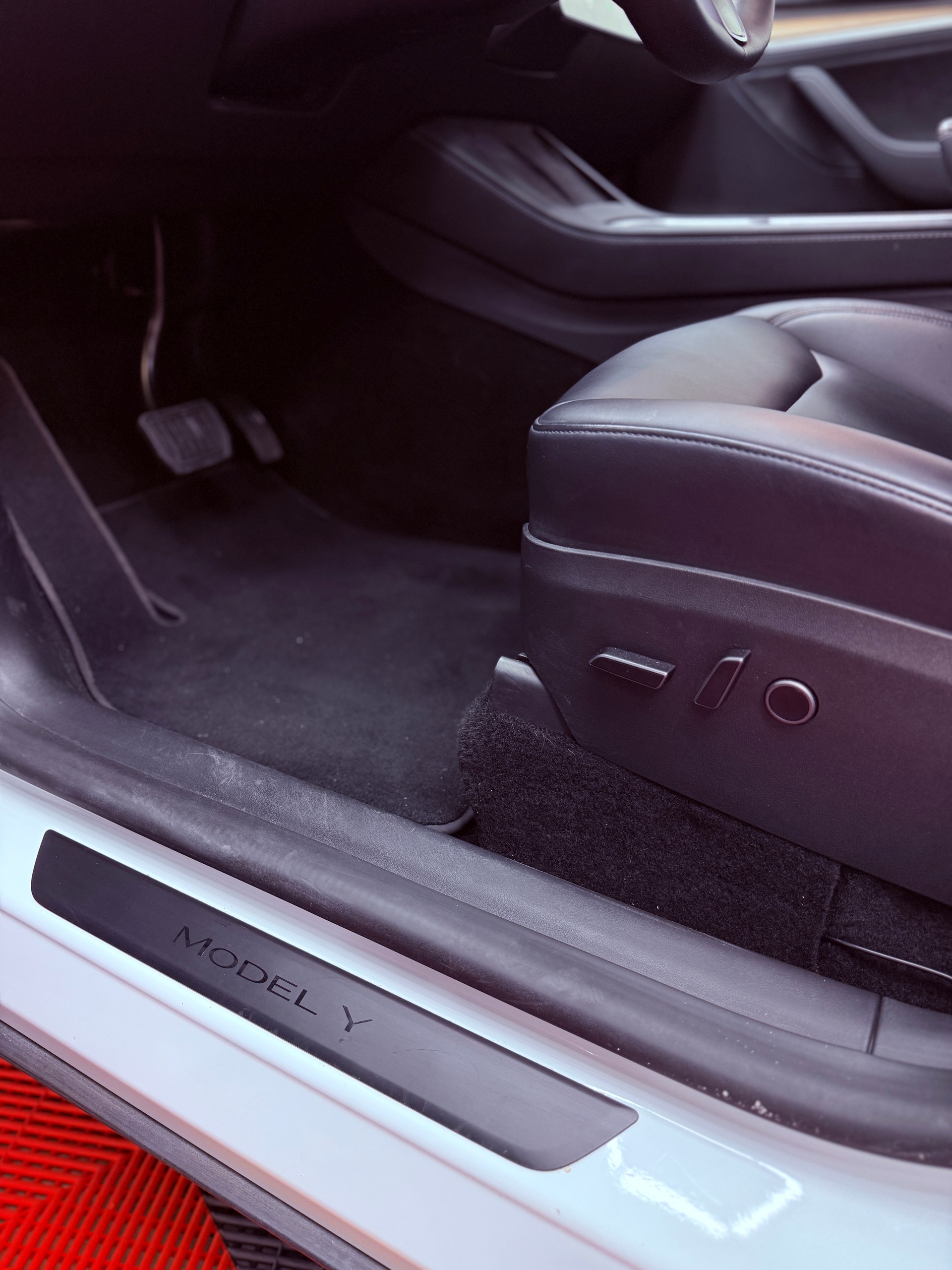 TESLA Model Y Long Range-image-24